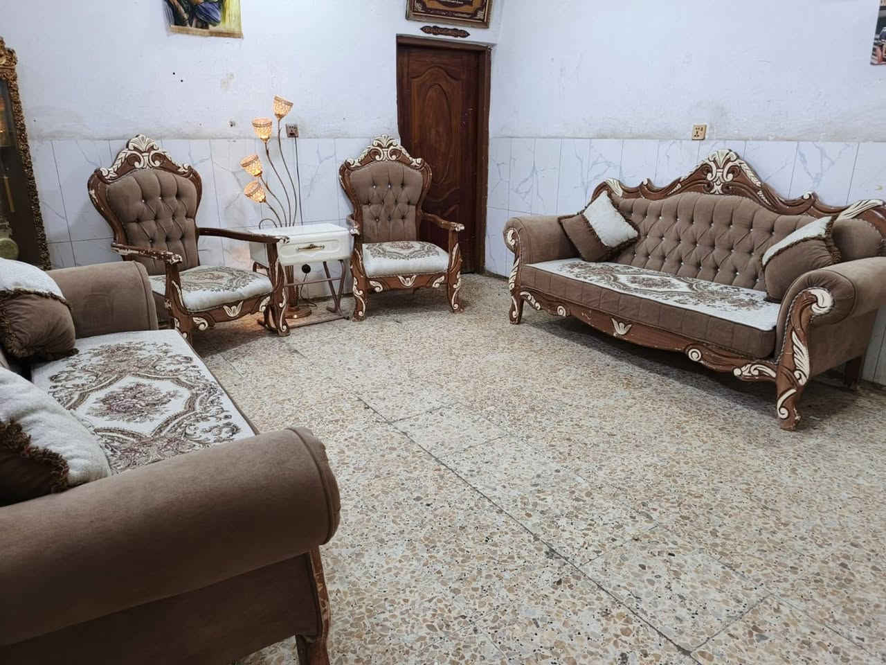 تخم زان ملكي تكمه نظيف جدا 8مقاعد ب290الف وبي مجال المكان الوشاش *********** يوجد توصيل بكروة يوجد واتس اب
