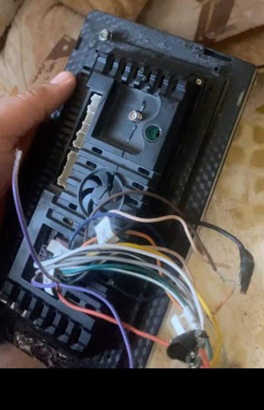 شاشة اندوريد شغالة وكلشي ما بيه اريد ابيعه ع الشغل شرط جوكر ترهم على كل السيارة وياه افيشه مالته والفيشه الي تنحط بيه فلش تعرض فديوات وحلوة الي يريد يتصل عليه مكاني بابل حلة ***********
