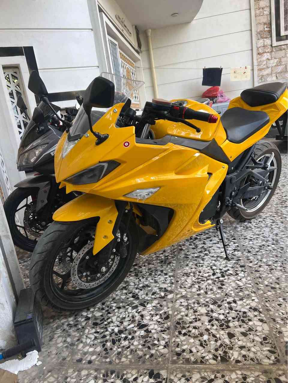 كاوسكي نينجا كهرباء شحن 
ملف 2500 
موديل 2025 
بطاريات 38 امبير الاصلي حجم كبير عدد 6 جديده 
الدراجة كامل مواصفات جديدة استخدام شخصي 
اللون ليموني 
استيراد خاص وليس منتج تسويق محلي 
الشراي يتصل او يراسلني فقط الجاد رجاءً 
*********** بغداد, العراق
