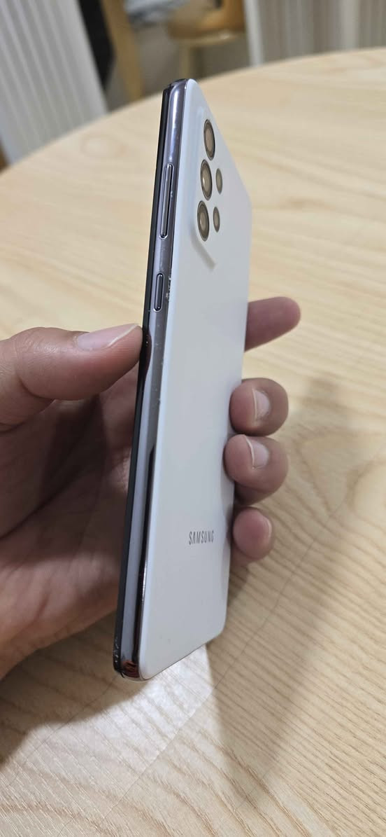 جالكسي A72 للبيع - نظافة فول وعرض ما ينعوض!
​للبيع هاتف Samsung Galaxy A72 الأصلي، الجهاز بحالة ممتازة ونظيف جداً وكأنما جديد بدون أي نواقص. يجي بذاكرة عملاقة 256 جيجابايت تخزن بيها كل صورك وملفاتك براحتك، ويا رام 8 جيجا لأداء سريع وسلس بالتصفح والألعاب. الجهاز يتميز بشاشة Super AMOLED كبيرة بحجم 6.7 إنش ألوانها تجنن مع دقة عالية وتردد 90Hz لمشاهدة مريحة وسلسة. نظام الكاميرات احترافي جداً بدقة 64 ميجابكسل للكاميرة الرئيسية مع ميزة التقريب البصري وتصوير عريض وماكرو، وكاميرا سيلفي 32 ميجابكسل تعطيكم صور تجنن، بالإضافة إلى بطارية ضخمة بسعة 5000 ملي أمبير تطول وياك يوم كامل مع دعم الشحن السريع، ومقاومة للماء والغبار IP67 وصوت ستيريو نقي وبصمة مدمجة بالشاشة.
​💰 السعر: 175 ألف دينار عراقي فقط!
📞 للتواصل والطلب (اتصال أو واتساب): *********** بغداد, العراق
