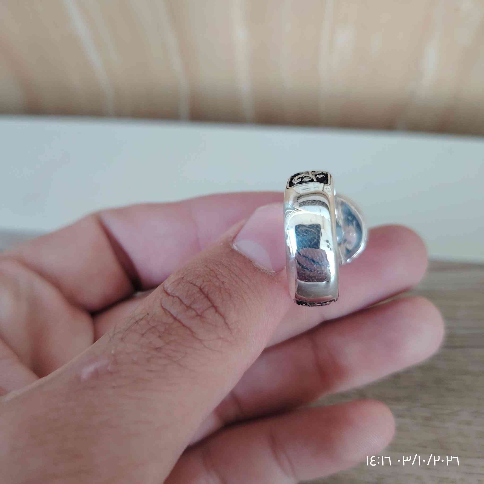 السلام عليكم محبس للبيع حجر توباز لندني فضه مختوب 925 صياغه ثقيله كلش وزن 17اونص غرام صياغه يوسف الجابري للتواصل خاص او واتساب *********** موجود توصيل لجميع المحافظات العراق 🇮🇶 ملاحضه محبس غير بلبوس باحره طلع من ورشه جديد

نص مكتوب في الصور:
- ١٤:١٦ ٠٣/١٠/٢٠٢٦