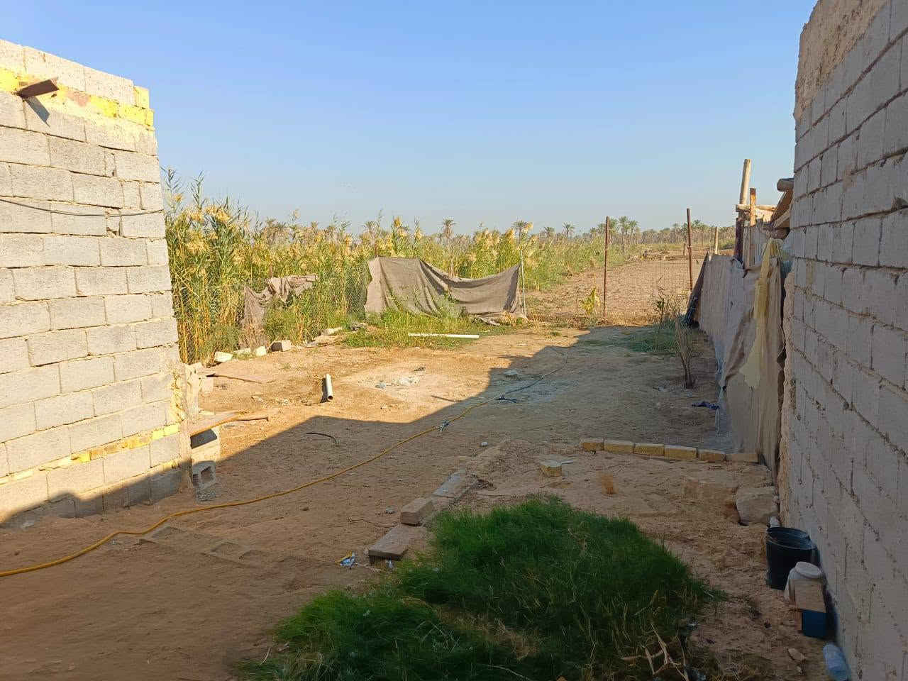 بيت للبيع المساحه (500)متر الموقع ناحيه الحيره شارع الصنين البيت بي(غرفتين وصاله ومطبخ وصحيات) طابو زراعي سند 25 مفروزه واحده البيت يبعد عن شارع العام 50متر ×سعر البيت 30 وبي مجا) رقم الهاتف***********
