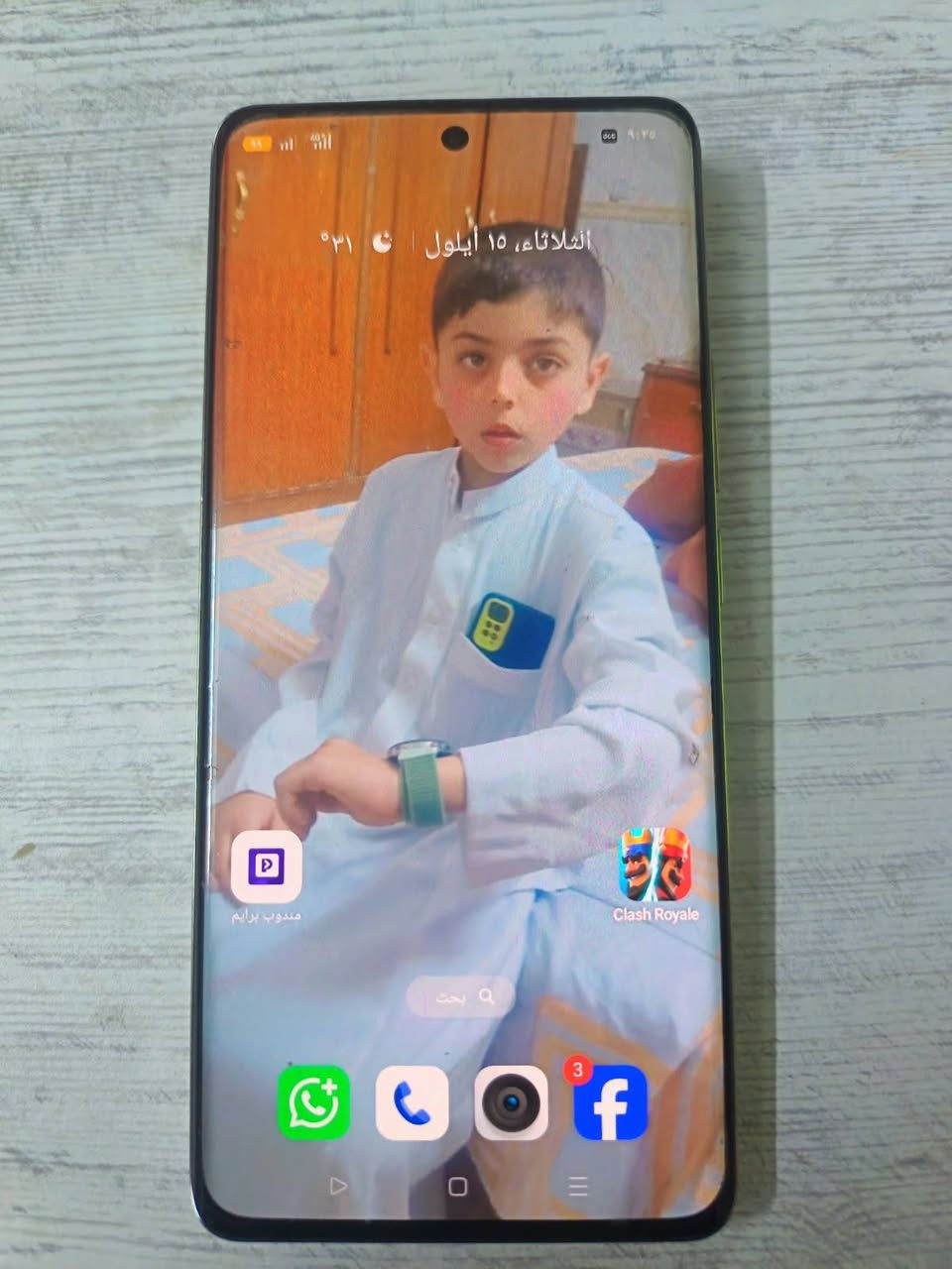 realme 12 Pro+ 5G
للبيع الرقم :***********
السعر 325
بي مجال
الميزةالمواصفات 
الشاشةAMOLED منحنية مقاس 6.7 بوصة، بدقة +FHD (1080×2412)، معدل تحديث 120Hz، وسطوع يصل لـ 950 nits
المعالجQualcomm Snapdragon 7s Gen 2 (بدقة تصنيع 4 نانومتر)
الذاكرة والتخزينRAM: 8 أو 12 جيجابايت
الكاميرا الخلفية• رئيسية: 50 MP بمستشعر Sony IMX890 ومثبت بصري OIS 
 • تقريب (Periscope): 64 MP مع تقريب بصري 3x وتقريب رقمي حتى 120x 
 • واسعة جداً: 8 MP
الكاميرا الأمامية32 MP
البطارية والشحن5000 mAh مع شحن سريع SUPERVOOC بقدرة 67W (شحن 50% خلال 19 دقيقة)
نظام التشغيلAndroid 14 مع واجهة Realme UI 5.0
التصميم والحمايةظهر من الجلد النباتي، مقاومة للماء والغبار بمعيار IP65، بصمة مدمجة تحت الشاشة
الصوت والأبعادسماعات ستيريو مزدوجة @إشارة
