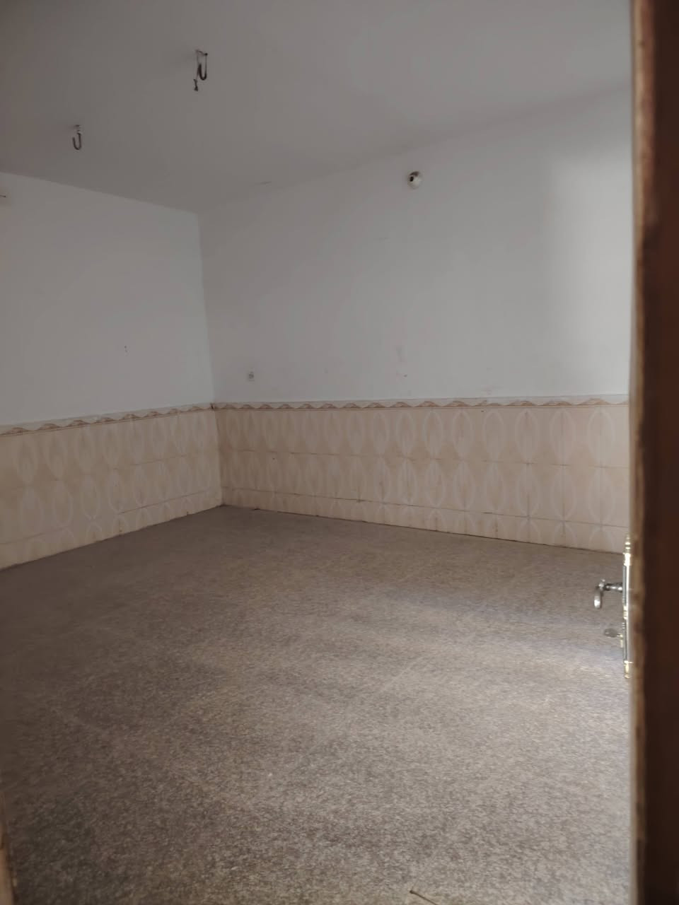 🏠 دار للإيجار في حي الحضارة

📍 الموقع: حي الحضارة – على الشارع العام مباشرة

📐 مساحة الدار: 300 م²

🔹 يتكون الدار من:
• غرفة نوم
• صالة
• مطبخ
• استقبال كبيرة جداً
• منور داخلي
• مجمع صحيات داخلية وخارجية
• كراج كبير جداً 🚗

📞 للاستفسار والتفاصيل: مراسلة خاص
***********
#دار_للايجار #حي_الحضارة #الديوانية #عقارات_الديوانية #مكتب_صناع_المال_للعقار
