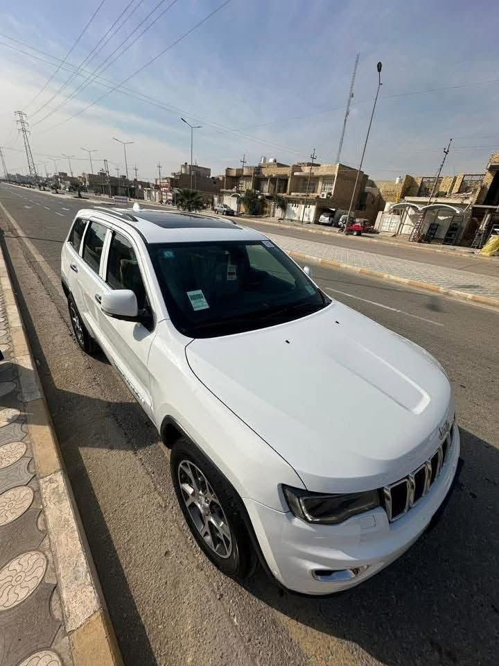 سلام عليكم
جيب كراند شيروكي  لمتد ( خـليـجـي ) 
‏‎موديل  (2020  فول مواصفات  
المحرك : V6.  3.6L ‎  
 السياره جديده 
ماشيه 85الف كيلو حقيقي
رقم بغداد الجديد بسمي تحويل ثاني يوم  ؟
سياره مكفوله من الصبغ و التبديل و البارد عد جز صبغ بالدعاميه فقط 
سياره جديده جدا 
سياره جديده استخدم شخصي و قليل 
‏‎ 
‏‎* المواصفات :
‏‎*رادار امامي وجانبي 
‏‎* نقطة عمياء .
‏‎*داخل جلد 
‏‎* دفع رباعي 4x4 . 
‏‎* فرش المقاعد من الجلد . 
‏‎*صفي المقاعد الأمامية كهربائية .
‏‎* ذاكرة لحفظ وضعيات الجلوس . 
‏‎* صفي المقاعد الأمامية مع تدفئة . 
‏‎* صف المقاعد الخلفية مع تدفئة . 
‏‎* ويل قياس 20 انج .
‏‎* مقود السائق كهربائي . 
‏‎* تدفئة ستيرن . 
‏‎* فتحت سقف .
‏‎* شاشه كبيرة 8.4 انج .
‏‎* نظام الملاحة (GPS) . 
‏‎* نظام خاص للطرق الوعرة . 
‏‎* مصابيح امامية زنون . 
‏‎* المصابيح الأمامية مع LED لايت  تبديل عدسات 4 دولار. 
‏‎* كشافات ضباب بروجكتر زنون . 
‏‎* تشغيل عن بعد .
‏‎* صندوق كهربائي .
‏‎*  حساسات أمامية . 
‏‎*  حساسات خلفية .
‏‎* كاميرا خلفية .
‏‎* بخاخ ماء لتنظيف المصابيح الامامية .
‏‎* مرايا بخاصية التعتيم الذاتي . 
‏‎* مرايا جانبية قابلة للطي . 
‏‎* بلوتوث تلفون . 
‏‎* محدد سرعة . 
‏‎* نظام تشغيل واطفاء اوتماتيكي للمحرك للتوفير من صرف الوقود . ( Auto Start System ) .
‏‎* نظام بريك اوتماتيكي ( Auto Break System ) .
السعر275 بيها مجال   رقمي ***********
***********
