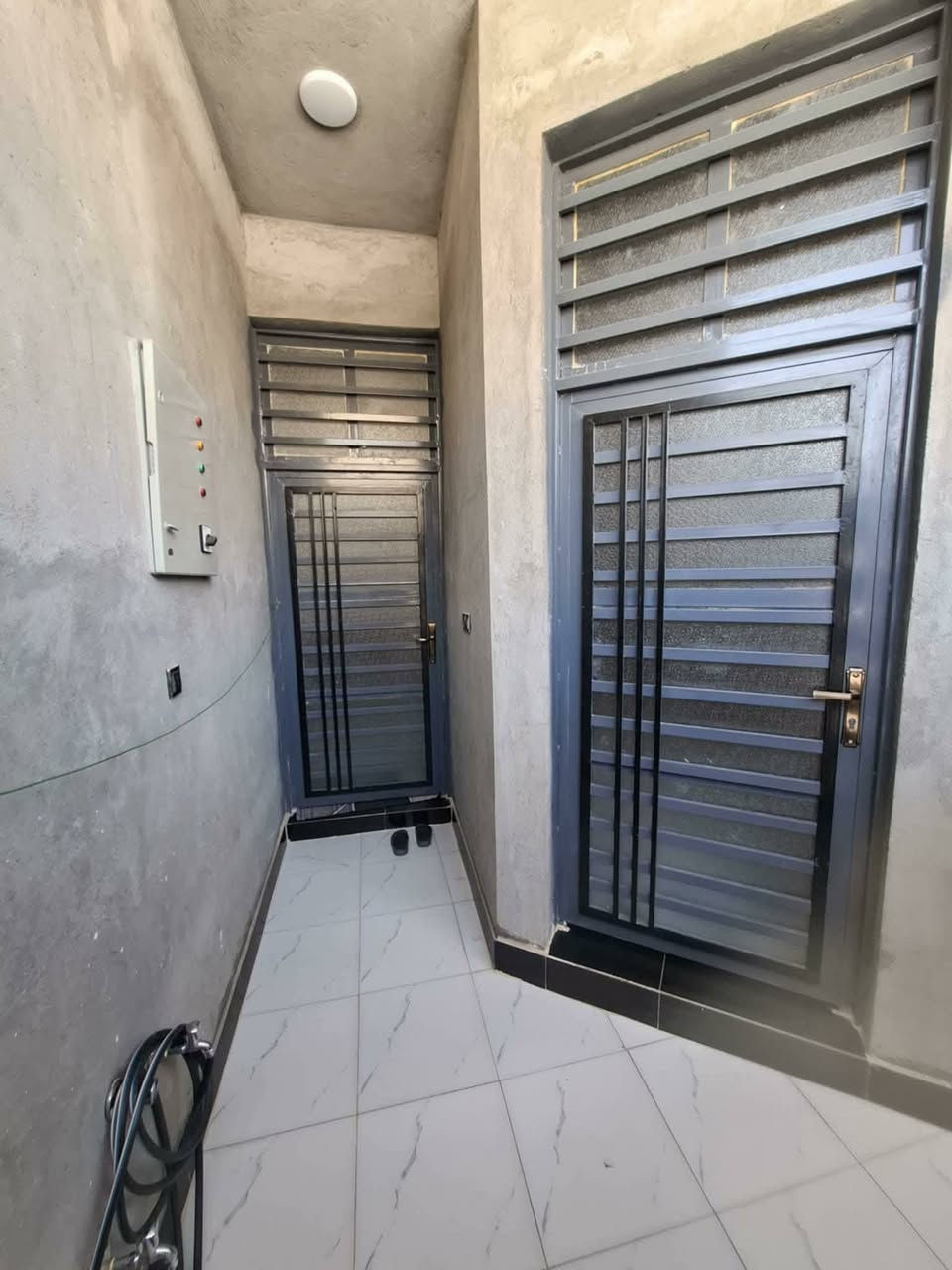 🏠 منزل جديد للبيع في الشطرة - حي الأمين الثانية 🏠
المواصفات الكاملة للعقار:

المساحة: 100 متر مربع.

الأبعاد: 5 متر واجهة × 20 متر نزال
 (تصميم طولاني ممتاز).

1اســـــتقبال مفتوح على الصالة 
2صـــــالة معيشة 
3مــــطـــبخ
4غـــــــرفة نوم
5صـــــحيات

عدد الطوابق: طابق واحد.

حالة البناء: بناء جديد (درجة أولى جاهز للسكن).

رقم العقار: 11449.
قرب حسينية ثامن الحجج.

ثاني بيت عن الركن متوفرة كافة الخدمات التبليط الماء الكهرباء بالباب 
💰 السعر:

88 مليون دينار عراقي (مع مجال بسيط جداً للشاري الجاد) نقدأ فقط

📞 للاستفسار والتواصل:

يرجى الاتصال على الرقم ***********

أو المراسلة عبر الواتساب مباشرة
ملاحظة البيت غير مطلوب  فتح بيان مباشرة
