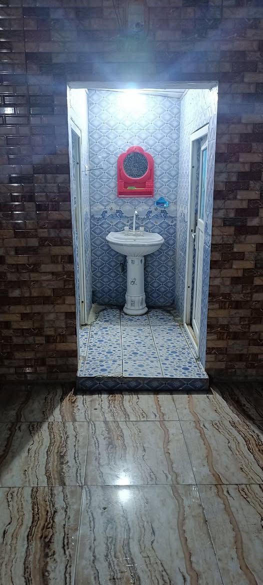 السلام عليكم 
معروض للبيع دار سكن مساحه (٢٠٠) م طابقين 
 في منطقة حي الشهداء على ساحه قرب جامع المحسن 
بناء وسط كونكريت قديم طابوق.طابقين 
يحتوي على 
استقبال وصاله 
غرفه نوم عدد (٢)
مطبخ وصحيات داخلية وخارجية 
الطابق الثاني 
غرفه نوم عدد (٣) 
صاله وصحيات 
السعر (١٧٠) مليون قابل للتفاوض 
للاستفسار الاتصال واتساب ***********
مكتب المدار الذهبي للعقار 
.... ........ ...... ......
نتشرف بزيارتكم الى مكتبنا 
حي الشهداء الشارع الرئيسي قرب جامعة العين مقابل مطعم بركه موسى الكاظم ع مكتب المدار الذهبي للعقار

