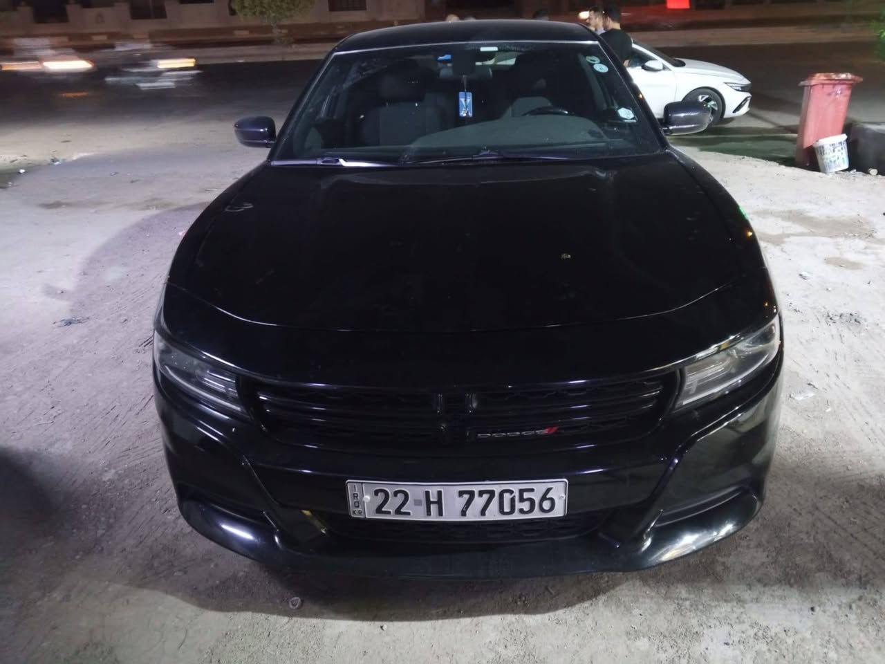 سلام  عليكم 
دودج تشارجر SXT موديل 2020
المحرك:
6 سلندر (V6)
سعة 3.6 لتر
قوة 292 حصان
عزم 352 نيوتن.متر تقريبًا
ناقل الحركة:
أوتوماتيك 8 سرعات
الدفع:
خلفي (RWD)
تتوفر نسخ بدفع رباعي (AWD)
استهلاك الوقود:
حوالي 9–11 كم/لتر حسب طريقة القيادة
سعة خزان الوقود:
70 لتر تقريبًا
التسارع:
من 0 إلى 100 كم/س خلال حوالي 6.4 ثانية
المميزات:
شاشة لمس 7 بوصات (بعض النسخ 8.4 بوصة)
كاميرا خلفية
تشغيل بالبصمة (Push Start)
مثبت سرعة  
ممشه سياره 73 مايل
ملحظه السياره بدون حدث كلاين فقط بيه طلقه بلقمره + BAR بلجملغ الايمن الامامي السعر 190 وبيه مجال بسيط + صور حدث السياره بلمنشور مكفوله من الصبغ السياره 
موجود واتساب ***********
