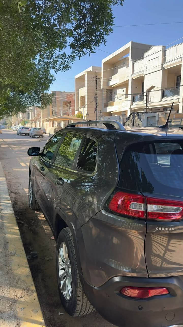 السلام عليكم
جيب شيروكي موديل ٢٠١٨ 
حادث خلفي (صور الحادث بالمنشور ) 
فول مواصفات 
6 سلندر 
مبيها اي نقص 
ادامة كاملة  مبيها اي نقص ملاحظات بسيطة فقط 
مواصفات 
حساسات امامية خلفية جانبية 
رادار خلفي امامي 
فتحة سقف كاملة بانوراما 
فول تحكمات ستيرن 
كشنات امامية 
تدفئة تبريد 
كشن امامي كهرباء 
كشنات جلد 
تدفئة ستيرن 
مكان السيارة بغداد 
رقمها نجف 

ترهم مراوس بكوري 

متوفر واتس اب 
*********** 

سعر (12500$ (١٢٥ ورقة ) وبيها مجال )
