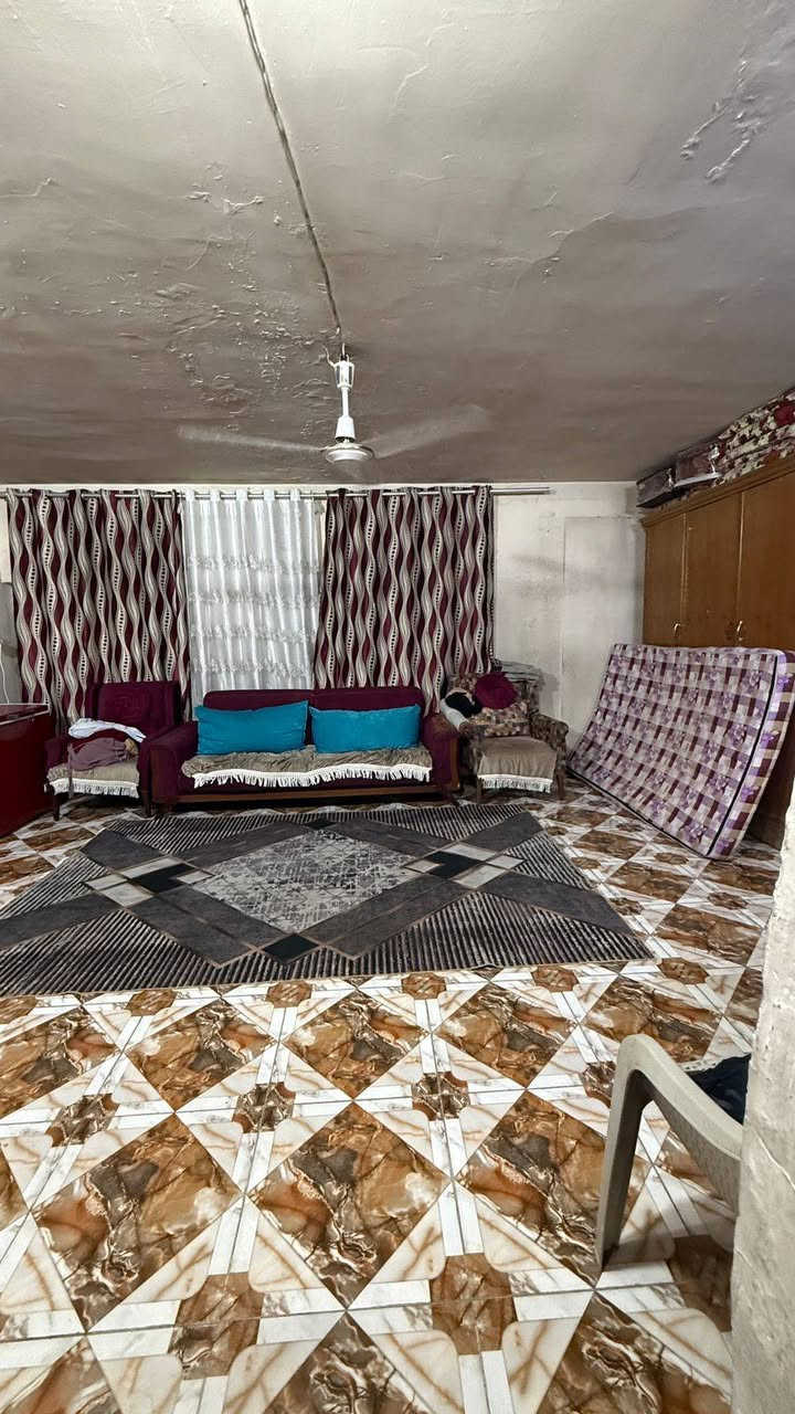 السلام عليكم بيت تجاوز في شارع فلسطين يحتوي على غرفة وهول كبير ومطبخ وخدمات ومنوور وطابق ثاني غرفتين ساندويش البيت كاشي جاهز من دل الخدمات...
 قرب كراج كلية الرافدين خلف جامع القدس كهرباء وطني خصخصة تطفة 3 ساعات فقط يوميأ 150 متر واقع حال 
*********** وتساب متوفر
