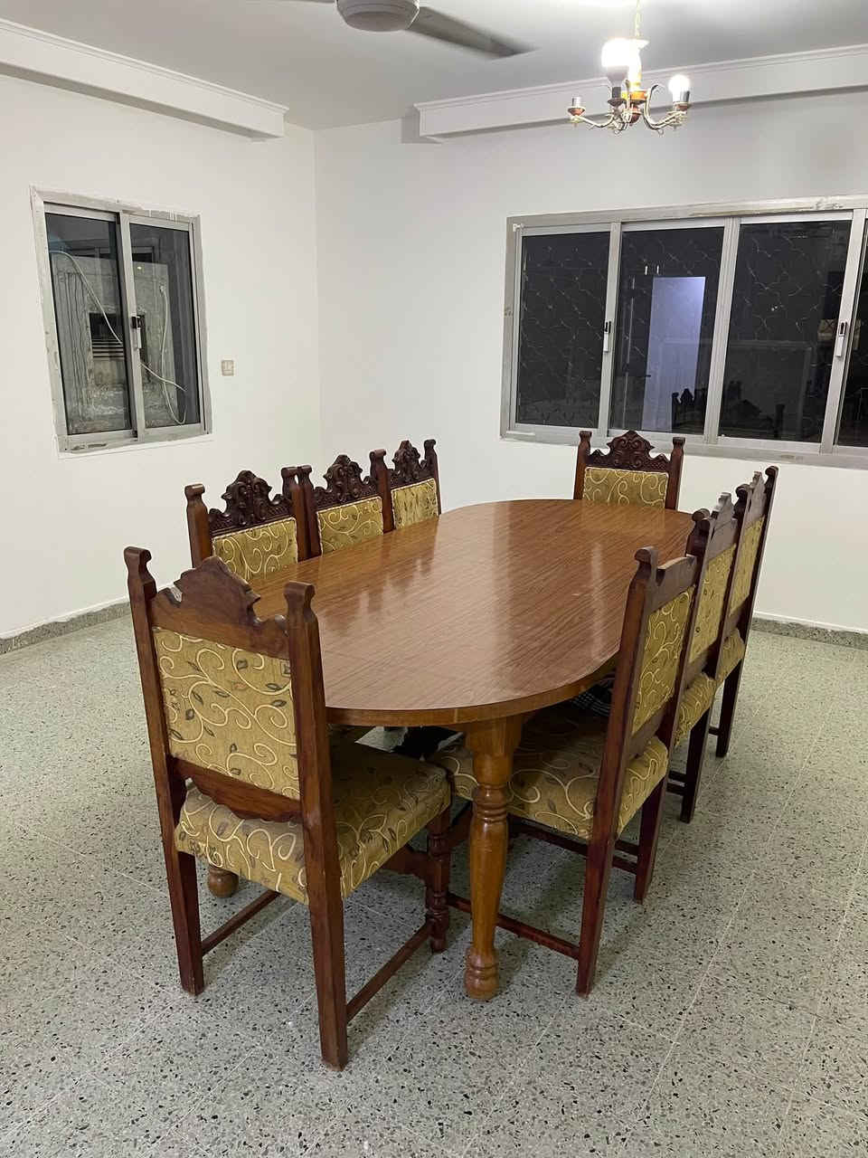 السلام عليكم ميز طعام عدد8 كراسي بحالة جيدة السعر 225 وبي مجال ***********

