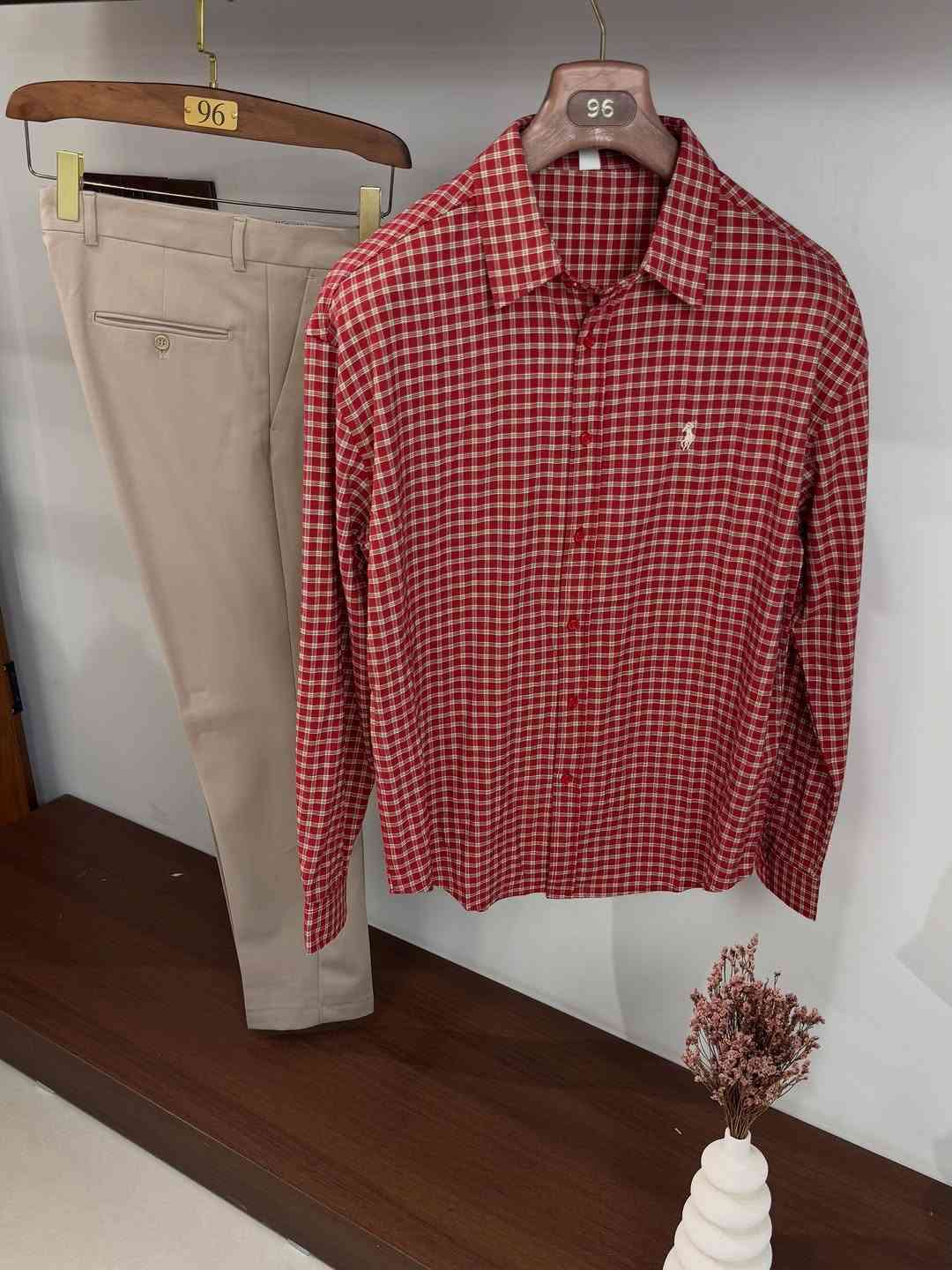 علق *تم * يوصلك السعر دايركت 📥 
.
جديد وحصري من ازياء 96 Fashoin 🌋
-
القياست :S- M - L - XL - XXL-

للحجز والاستفسار مراسلتة الصفحة او الاتصال🚚

‏‭***********‬

نص مكتوب في الصور:
- القميص متوفر 6 الوان