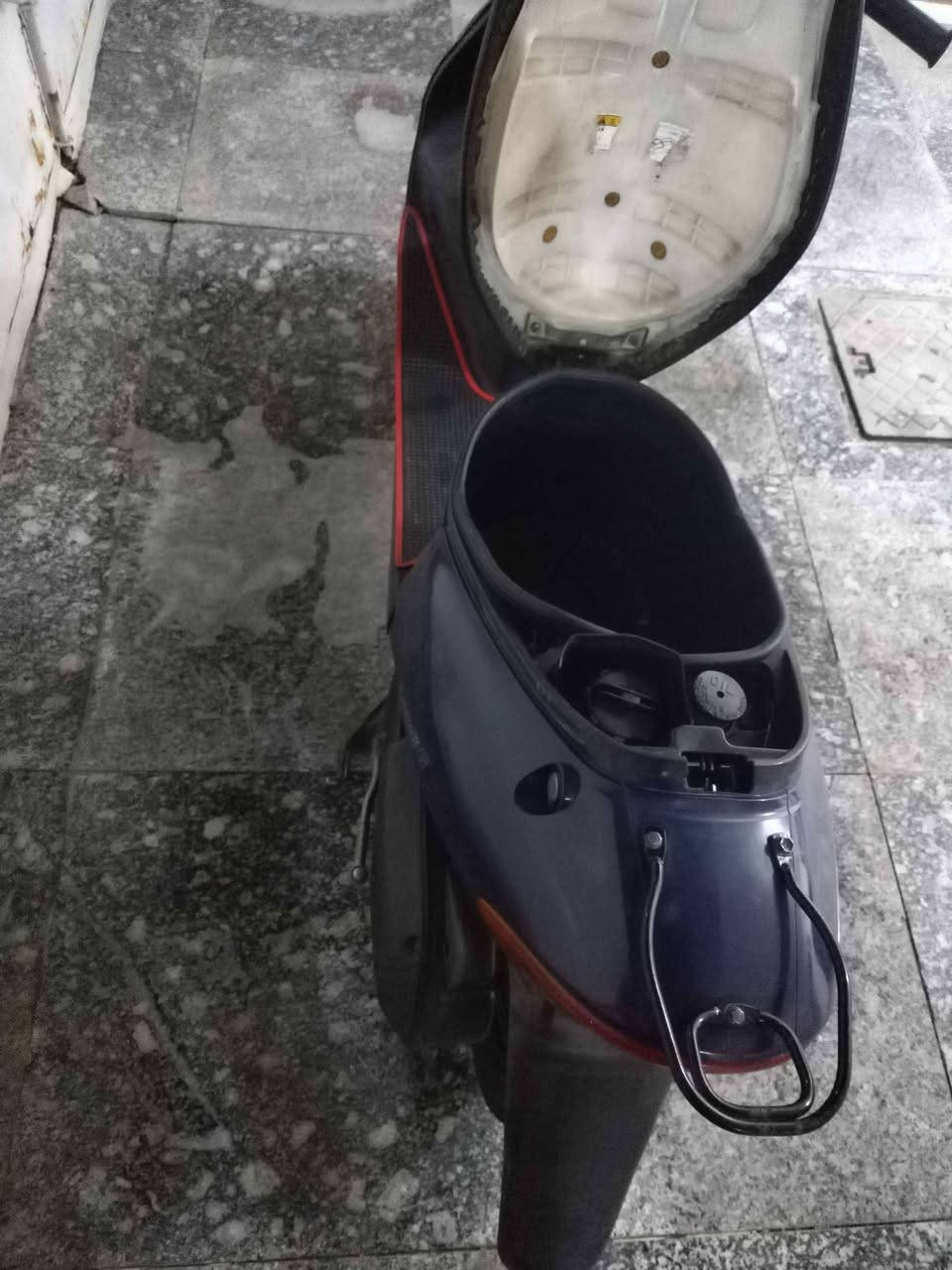 سلام عليكم لبيع دراجه SUZUKI وكيل مامفتوحه بعده وكيل دراجه سلف كهربائياته كله شغاله زوج تايرات جديدرايده 500  مكاني ميسان للاتصال:*********** عمارة, ميسان
