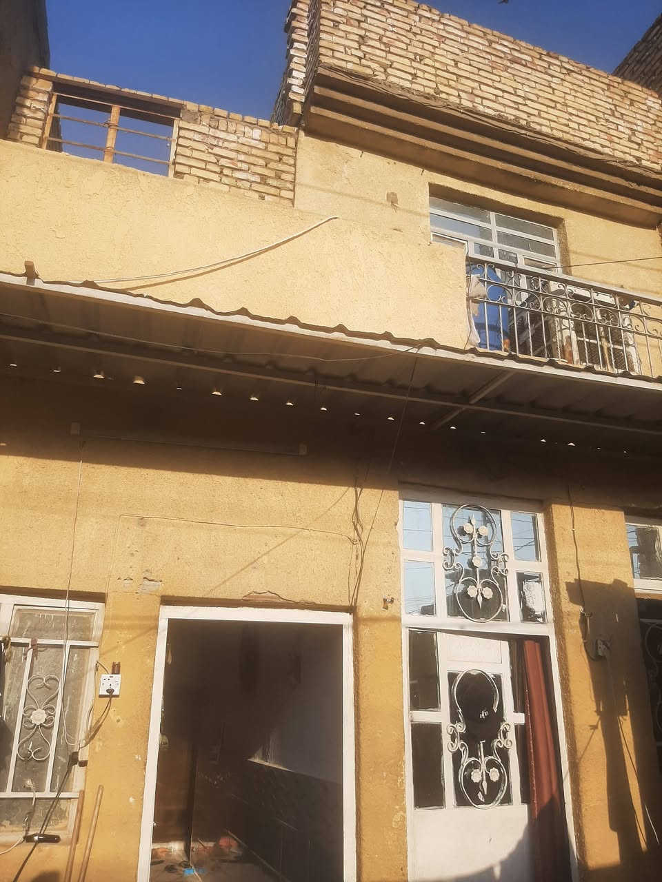 سلام عليكم بيت ٨٠ مترة ب١٣ السكلات قرب بيت حجي حلو بيت يحتوي علا ممرين استقبال وممر البيت كلة سيراميك وجمس بورد الاستقبال وغرفة فوك وفوك الغرفة درج تكدر اسوي غرفة فوك البيت حلو او امراوس حسب القناعة الاستفسار ***********

