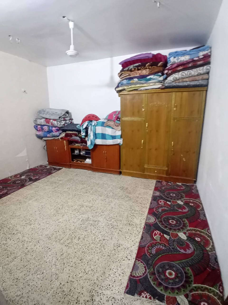 السلام عليكم بيت البيع ١٠٠ متر حي البساتين فرع اسواق ابو رسل ثالث تقاطع البيت كامل طابق ونص كاشي اشتايكر  السعر ٧٠ وبيه مجال رقم *********** اني مكلف بل نشر سند اصفر
