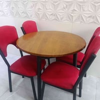 ميز طعام • للبيع