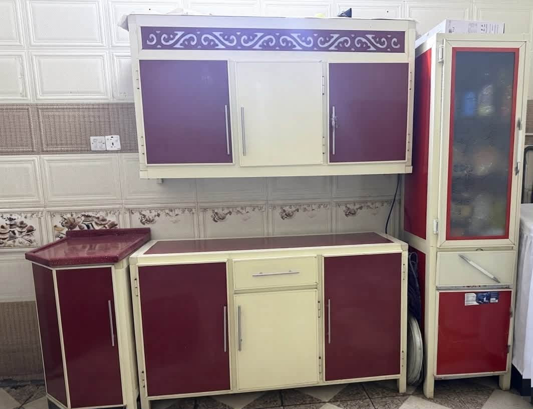 كاونتر للبيع مستخدم 
الحديد القوي الاول وتفصال 
الي يتكون من طابقين 350 
والباترينه العارضة الطويلة سعرها 50 
وكاونتر السنك سعره  150 وبيهم مجال قليل 
الشراي يراسل على الرقم 
***********
