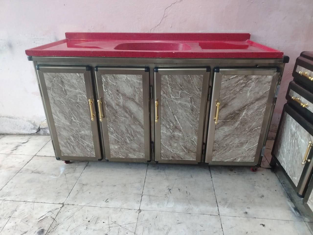 👍للبيع كونتر ابو بوفيه ٣امتار اخ جديد شغل فصال موصل سنك متر ٦٠ سم كرانيت اصلي سعر ٦٥٠ بي مجال يرهم معرضا مع قديم *********** اسيا ***********
