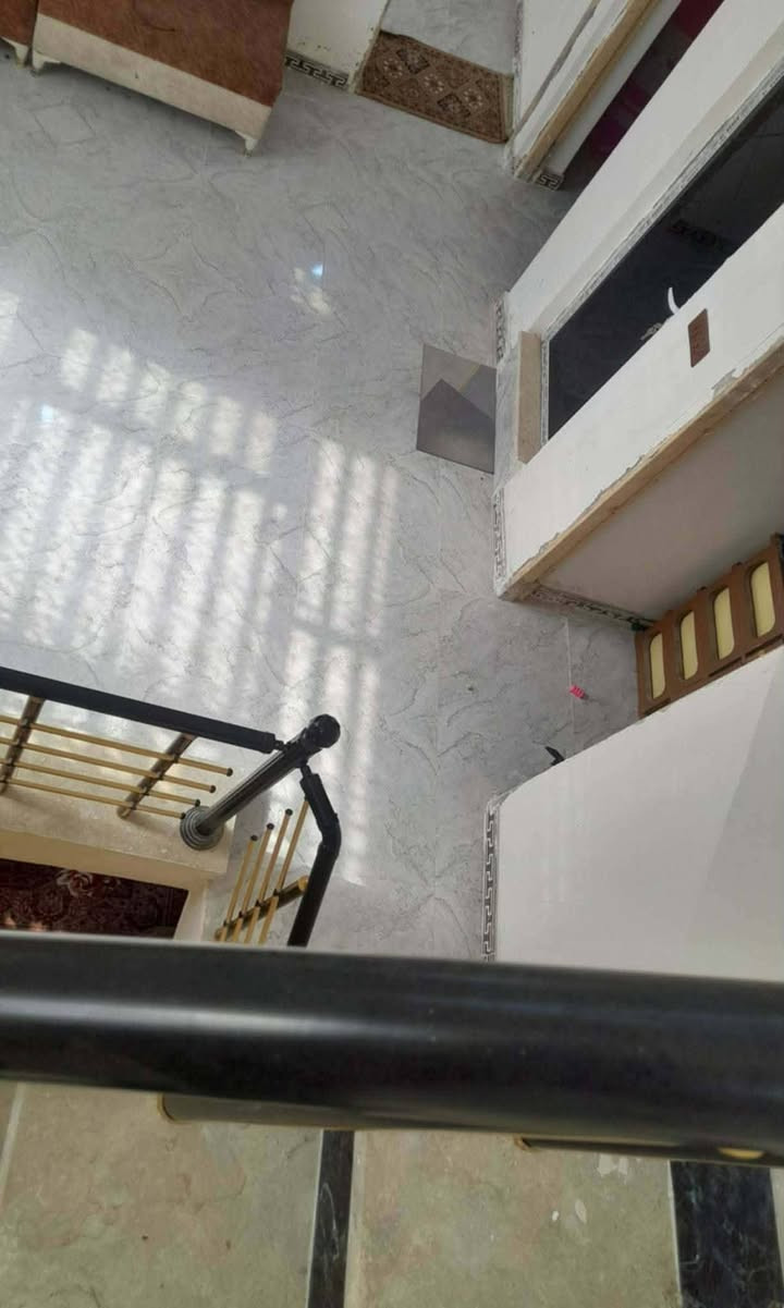 نوع العقار: بيت طابقين مطلوب اسكان 
المساحة: 100 متر مربع
الموقع: الإسكان الصناعي (النزلة الثالثة، قرب مدرسة معصومة) - خدمات كاملة وشوارع مبلطة
التوزيع الداخلي: 4 غرف، صالة، مطبخ، ديوانية، وصحيات داخلية وخارجية.
تفاصيل السعر:
السعر الكلي: 150 مليون
طريقة الدفع: مقدمة 100 مليون، ويتحول مبلغ الإسكان المتبقي (50 مليون) على المشتري.
📞 للتواصل والاستفسار:
رقم الهاتف: ***********

