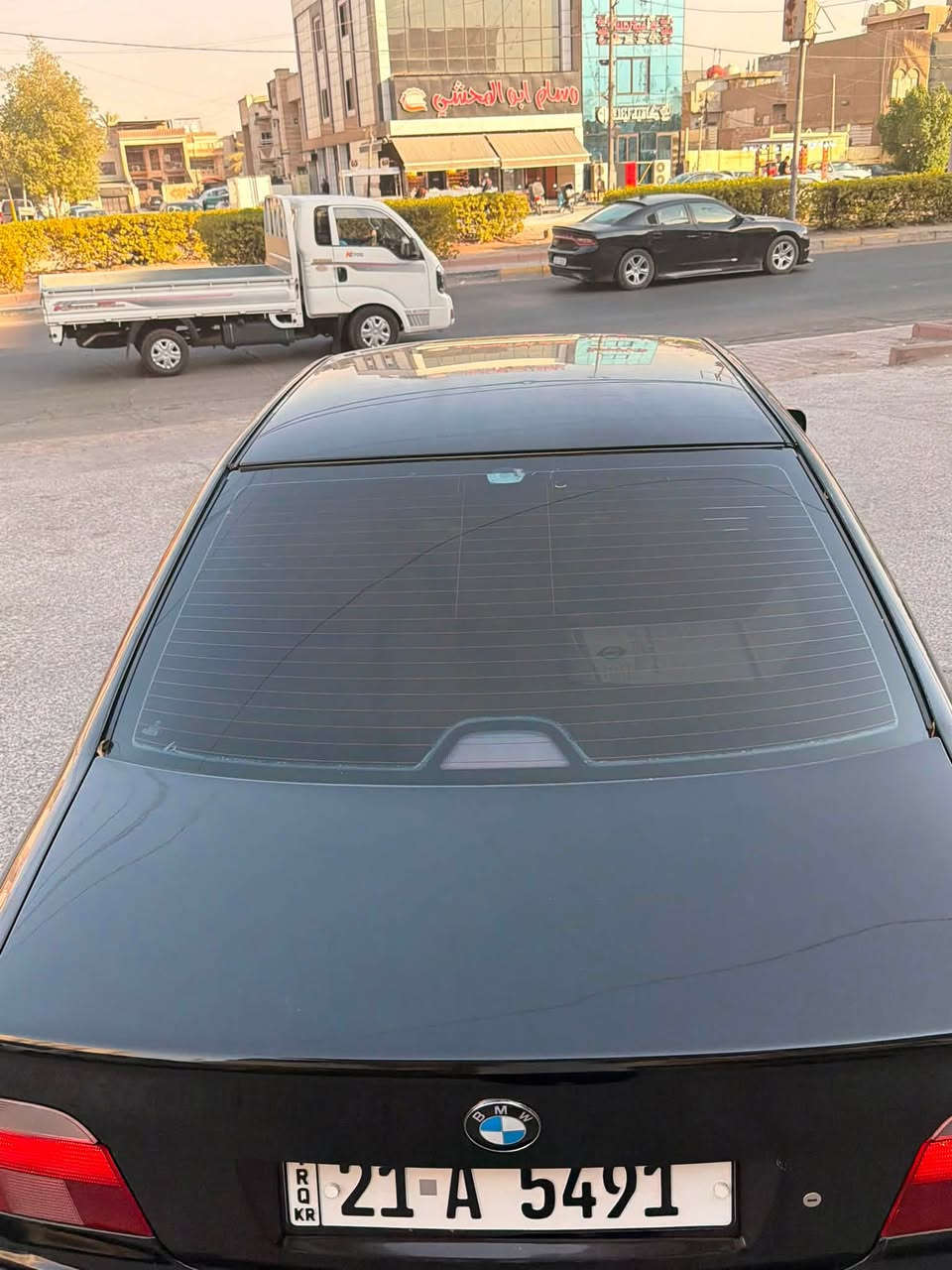 السلام عليكم
صقر E39
موديل 2000 اصل
اصل V8
عليهة مكينة 4400 داينمو مي حديث
رقم سليمانية ب اسمي شخصياً وتحويل
كتاب تظليل مروري 80% ب اسم السيارة
ماشية 136
كير اوتوماتيك تبترونك يعني اوتو وعادي وسبورت وكلهن شغالات 
تراكشن شغال
كشنات فول كهرباء حتة التچاوي مال راس شغالة
مري كهرباء
مري قلاب عند الرجوع للخلف
غرفة m3 جلد احمر سستم كامل الغرفة والبطاين اصلي اجة بيهة 
تنتة كنتارا اسود بلاد
دركة m3 اصلية اجتي بيهة
دعاميات m اصلية جتي بيهة
سيارة زنون اصل
شاشة كار بلي مال BMW اصلية
تحكمات ستيرن شغالات كلهن 
منظومة زنون
منظومة تبريد جديدة
قطعتين تبريد
تلفون
صدر امامي خلفي عربانة جديدة
ويل m اصلي اجة وياها مو تجاري حجم ١٨ تو سايز
تايرات جدد
راديتر ومروحة وكلچ جدد
حماوة جوة النص ثابته
دهن اصلي جديد بيهة
فلاتر دهن وتبريد جدد
سبيرهة جديد وباتري جديد فيت بم جديد ادامة جديد كامل نوزلات وبلكات
السيارة بلاديه  جديدة اصولي ورسمي وبأسمي وبيهة جراد قماره وتكم شوية 
وصبغت بيهة بنيد وصندوك بس لان كلش جاردات والباقي عفته على وضعيته 
بيهة قطع صبغ مو صبغ عام
مكينة كير جدد  ترايك وين متريد
سعر البيع ١١٧ وبيهة مجال بسيط 
لا تقارنهة بسيارة معمرة وغراض تجارية وغرفة عمل 

مكان السيارة بغداد حي القاهرة
***********
♥️
