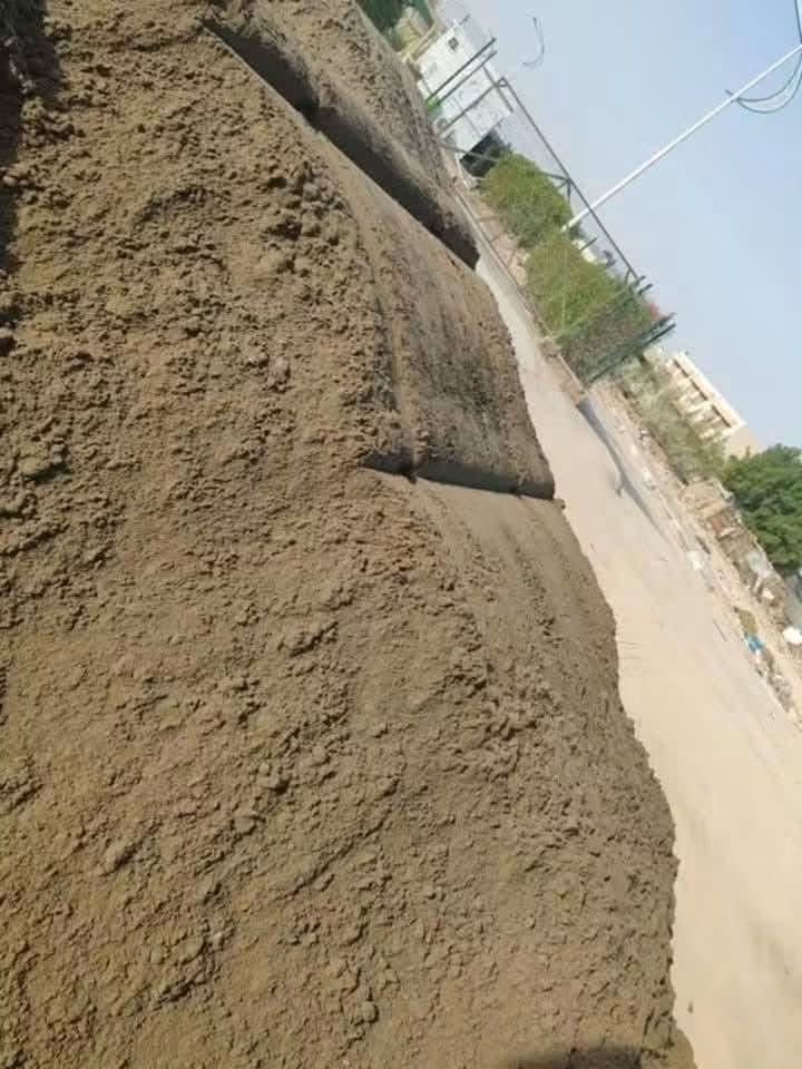 موجود رمل مغسول تك سعر مناسب اتصل ***********

نص مكتوب في الصور:
- 0780054334