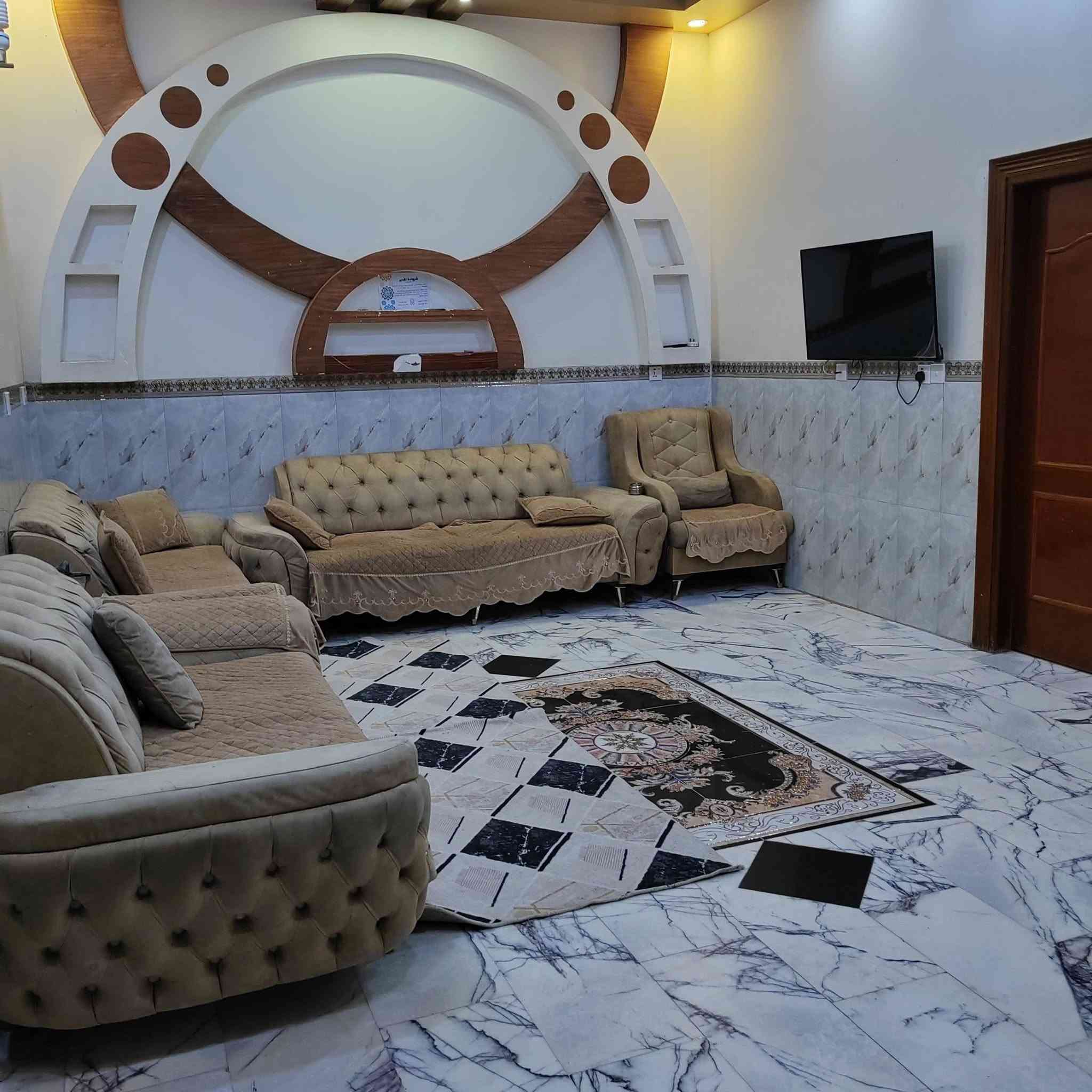 السلام عليكم
بيت 200 متر  في حي الجامعة مجاور مدرسة السجى امام ساحة مباشر للبيع

الطابق الاول مطبخ واستقبال وصالة وغرفتين ومجمع صحيات

الطابق الثاني صالة و3 غرف واحدة ماستر 

السعر عند الاتصال ***********
