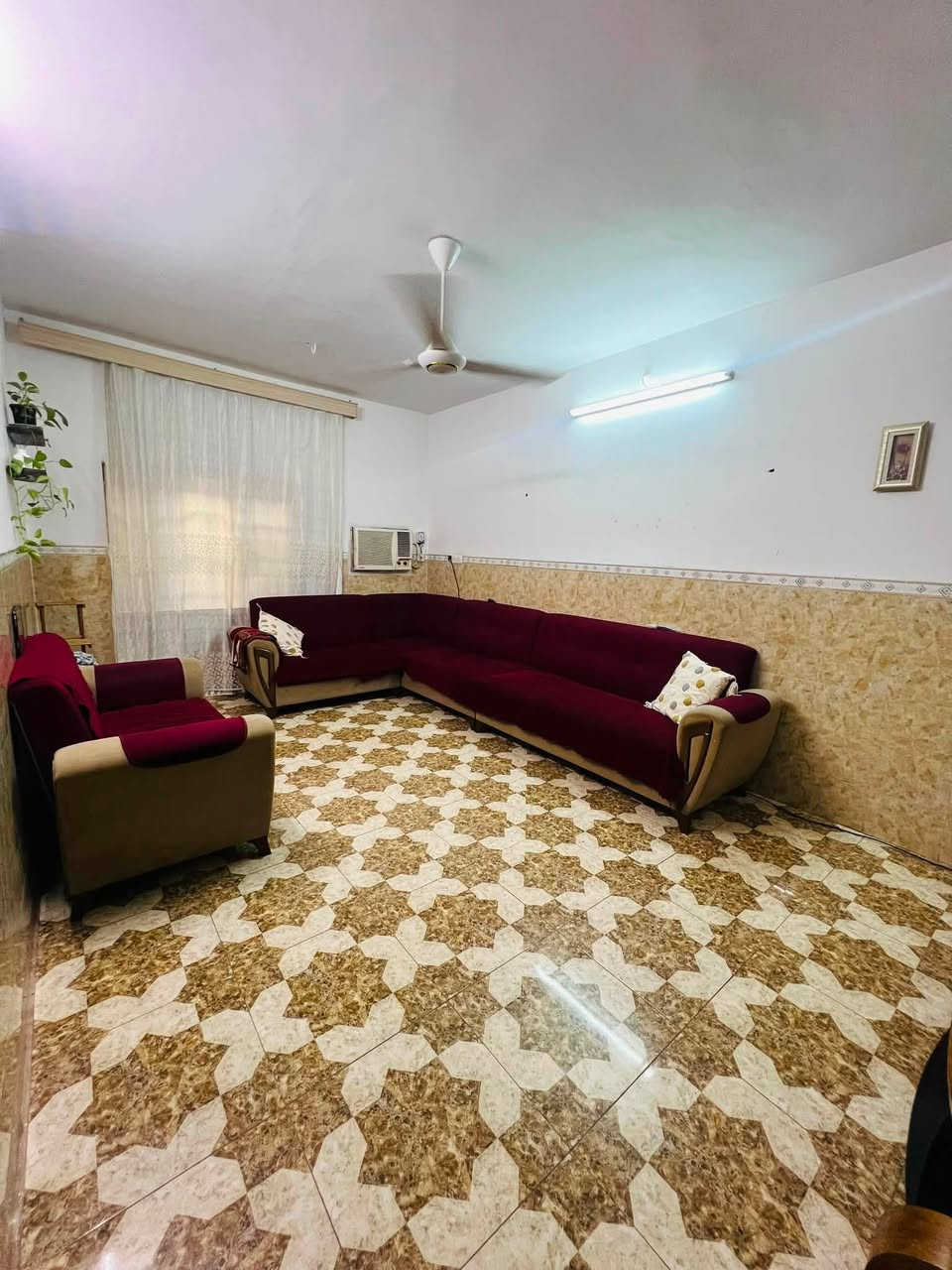 بيت للبيع المساحة 150م طابقين طابو يحتوي على 3 غرف نوم وصالة ومطبخ وحولي موقع البيت الطارمية -شارع الضباط 
للتواصل والاستفسار الاتصال على  ***********
