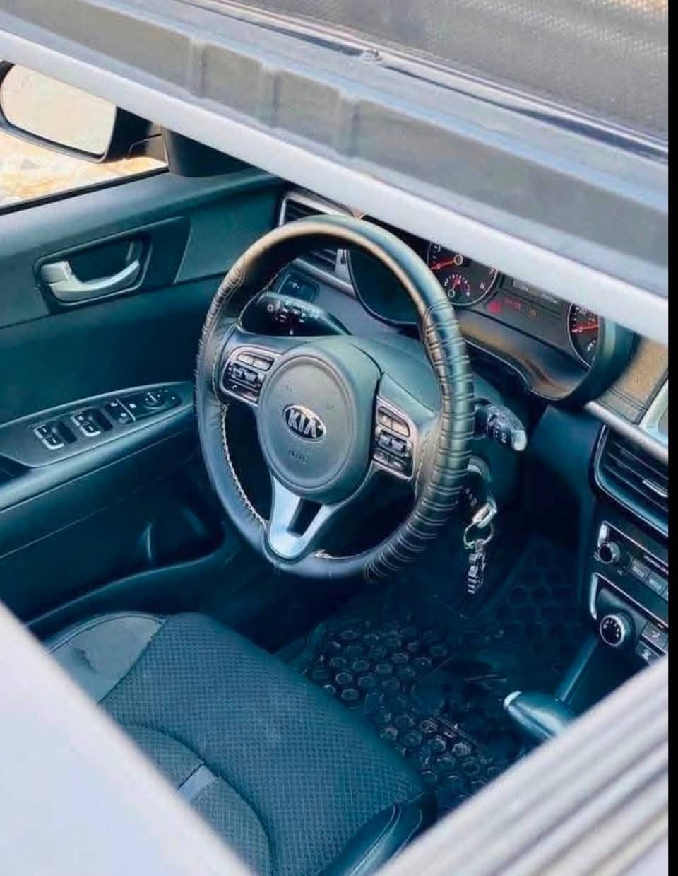 كيا أوبتيما 2018 (Kia Optima S) - وارد أمريكي
* الموديل: 2018
 * الفئة: S (سبورت)
 * الممشى: 97 ألف ميل حقيقي
 * الرقم والأوراق: رقم دهوك ورقم جديد، سنوية جديدة، السيارة باسمي مباشرة وبدون وكالة .
 * الضرر: حادث خفيف جداً  قطعة واحدة(دعامية خلفية فقط)، شواصي ولغود وايرباكات كلها مكفولة شرط الفحص 100%.
المواصفات:
 * محرك 2.4L اقتصادي ونشط
 * كشنات سبورت جلد وقماش مطرز (فئة S)
 * شاشة لمس تدعم Apple CarPlay و Android Auto مع كاميرا خلفية
 * ويل كب سبورت بلادي حجم كبير مع كشافات LED
 * وضعيات قيادة متعددة (Drive Mode: Eco / Normal / Sport)
 * فتحة سقف بانوراما كشنات كهرباء 
 * تحكم ستيرن كامل، مثبت سرعة.
* السيارة تايراتها مبدلهن جدد وبيها منظومة اضاءه امامية اصلية جديده شمسي .
الحالة:
السيارة ممتازة ومامحتاجة أي مصرف، كير ومحرك وتبريد وصدر كلها بشرط الفحص.
 * السعر: 142 ورقة وبيها مجال للشراي بعد المعاينة
 * للتواصل: ***********
