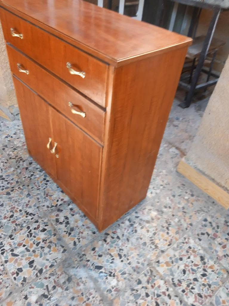 ميز  مجرات العرض ٨٥ سم العمق٤١ سم الارتفاع  متر و٣ سم السعر ب  ١٠٠ وبي مجالالعنوان بغداد الكرخ تقاطع درويش البياع شارع البداله الانتصارسوق اميمه فرع مجمع الرازي ع اليمنه منتصف شارع ع اليسرى خلف مي اور
***********
*********** بغداد, العراق
