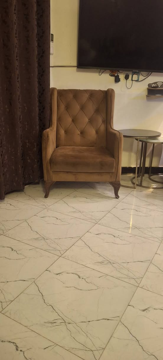 تخم كلش نضيف مثل ماوضح بصور قطعتين يصيرن سرير وقطعه ثابته مع مقعدين سعر ٧٥٠ حي جهاد منطقه الحمدانيه رقم ***********
