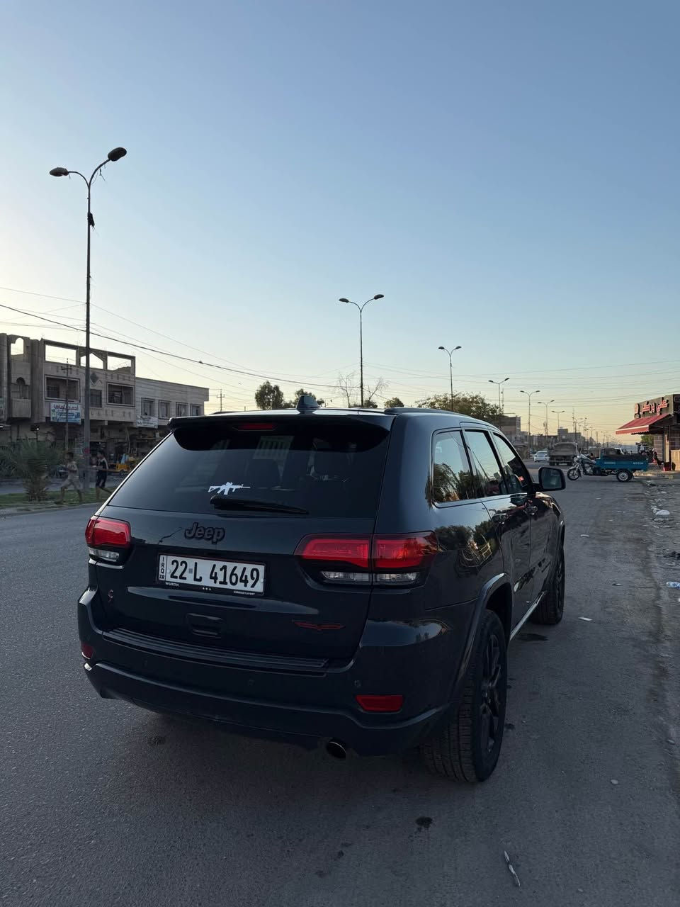السلام عليكم 
للبيع Jeep كراند شيروكي  2018
فئه اترايل هوك
لمتدد فول 1/1

المحرك 3.6 / 6 اسلندر 
رقم اربيل بأسمي تحويل مباشر 
السيارة بلاك توب 
رادار خلفي 
حساسات
فتحه سقف
دخول ذكي
قطعتين تبريد 
شاشه كبير كار بلي 
كشنات جلد كنتاره 
وبعد هواي اكو موصفات 
سياره نضيفه جداً 
حادث السياره 4 قطع صبغ بدون دواخل وايرباك
ممشه السياره 105km
السياره حاهزة مابيها نقص 
السعر 183ورقه وبيها مجال بسيط لشراي
عنوان بغداد حي العدل 
رقم الهاتف *********** بغداد, العراق
