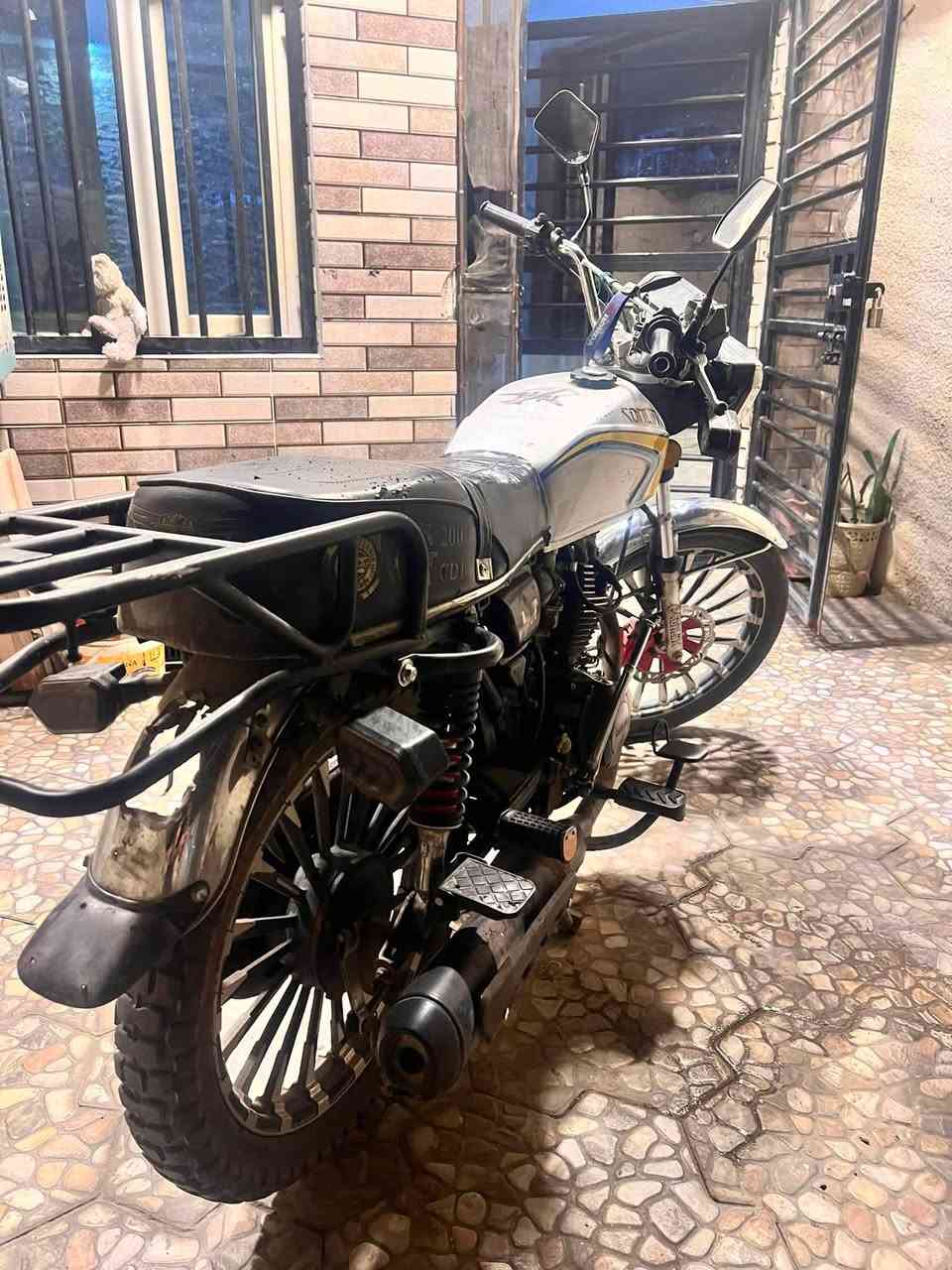 سلام عليكم دراجة ايراني سونلك 200cc
شلعه ومعدل طيارة الدراجة ماشاء الله مكفولة كفالة عامة نقصها راسطة مال صالنصة طاكة وبك لايت خلفي كهربائيات كلها شغاله سلف 
السعر 550 وبيها مجال قليل 
رقم *********** واتساب وخط متواجد مكاني بغداد الدورة
