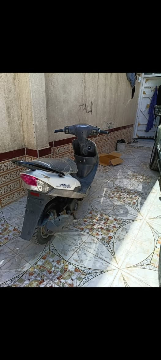 السلام عليكم 
دراجة ماكس مزودة بوشة ٥٥ شلعتها تخبل
ودراجة نضيفه گدامكم بالصورة
السعر ٣٥٠وبيها مجال للشراي 
للبيع او مراوس بـ اي دراجة 
تواصل
***********
واتساب
