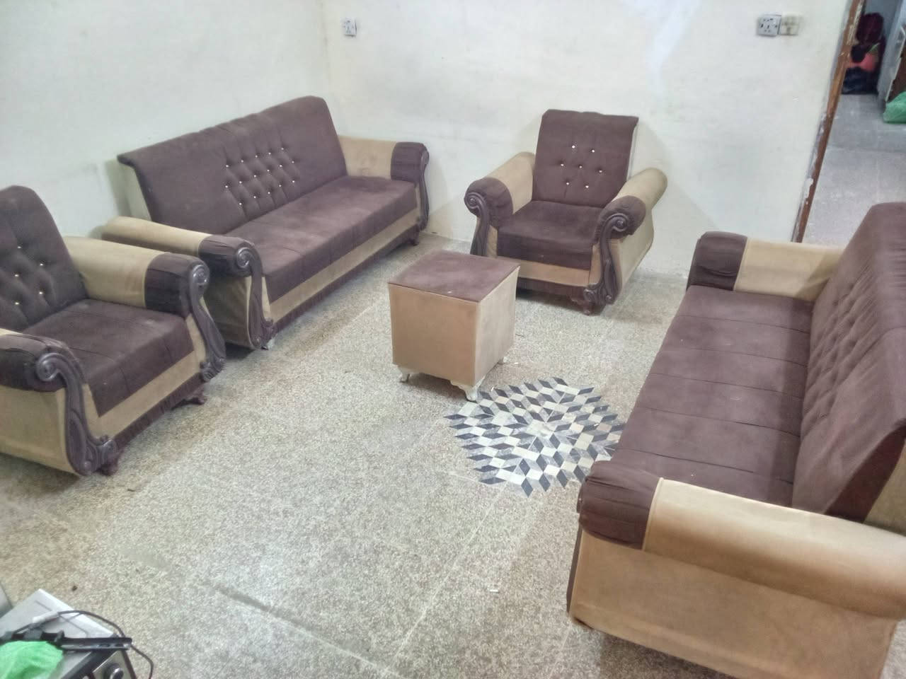 تخم قنفات نظيف يتكون من قنقتين كبيره واثنين كراسي  سعره ١٥٠ مكاني الحريه الدولعي ***********
