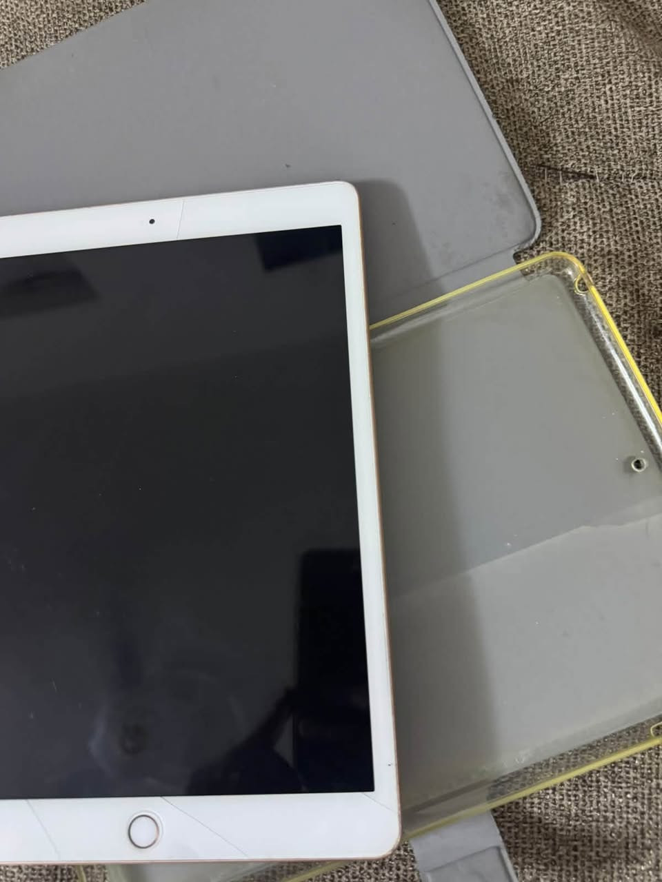 ايباد7 ممفتوح ذاكره32
فقط شاصي معوج شويه 
مكاني بغداد زعفرانيه 
وتساب:***********

نص مكتوب في الصور:
- رجوع
- حول
- الاسم
- Trent iPad
- إصدار iPadOS
- 18.7.10
- اسم الطراز
- iPad (الجيل السابع)
- رقم الطراز
- MW762LL/A
- الرقم التسلسلي
- F9FCQHHSMF3P
- انتهت صلاحية التغطية
- الأغاني
- الفيديوهات
- الصور
- ٧٣
- التطبيقات
- ١٤
- السعة
- ٣٢ غ.ب.
- متوفرة
- ٩,٦٢ غ.ب.
- عنوان Wi-Fi
- 7C:AB:60:80:3B:8E