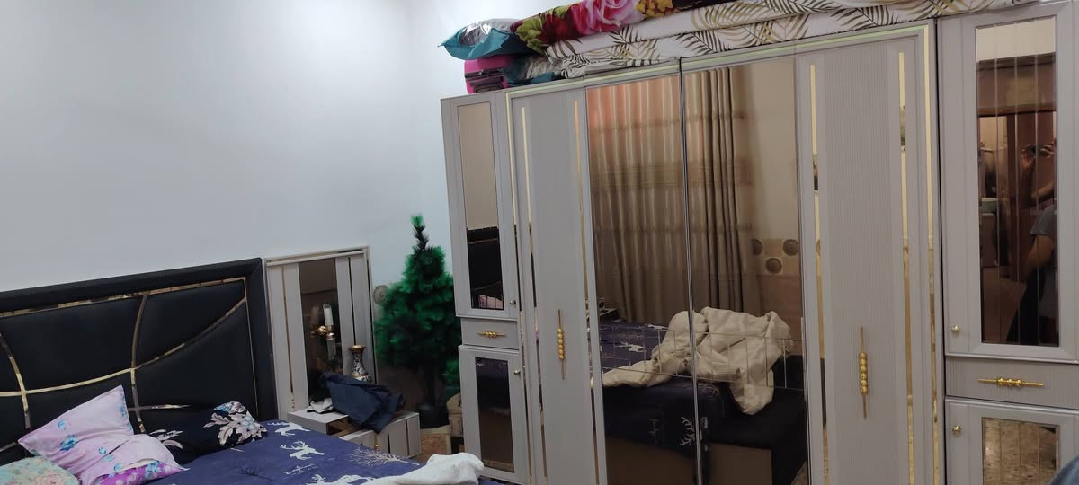 غرفة نوم 9 قطع السعر ( مليون ونص ) 
 وشاشه جنرال حجم 42 السعر ( 350 )
 وشاشه Shonik حجم 16 السعر ( 50 )
  وتخم قنفه و2 كراسي السعر ( 500 )

معرض فاترينه السعر ( 100 )

و كاونتر تفصال مرمر السعر ( مليون )

وسبلت 2 طن نوعية Dinka السعر ( 400 ) 

طباخ 6 عيون السعر ( 500 ) 

دوشگ اسفنج السعر ( 100 )

طبلات عدد 8 السعر ( 150 )

مكاني بغداد منطقة ركيه وفاضل قرب جسر الدوار ***********
