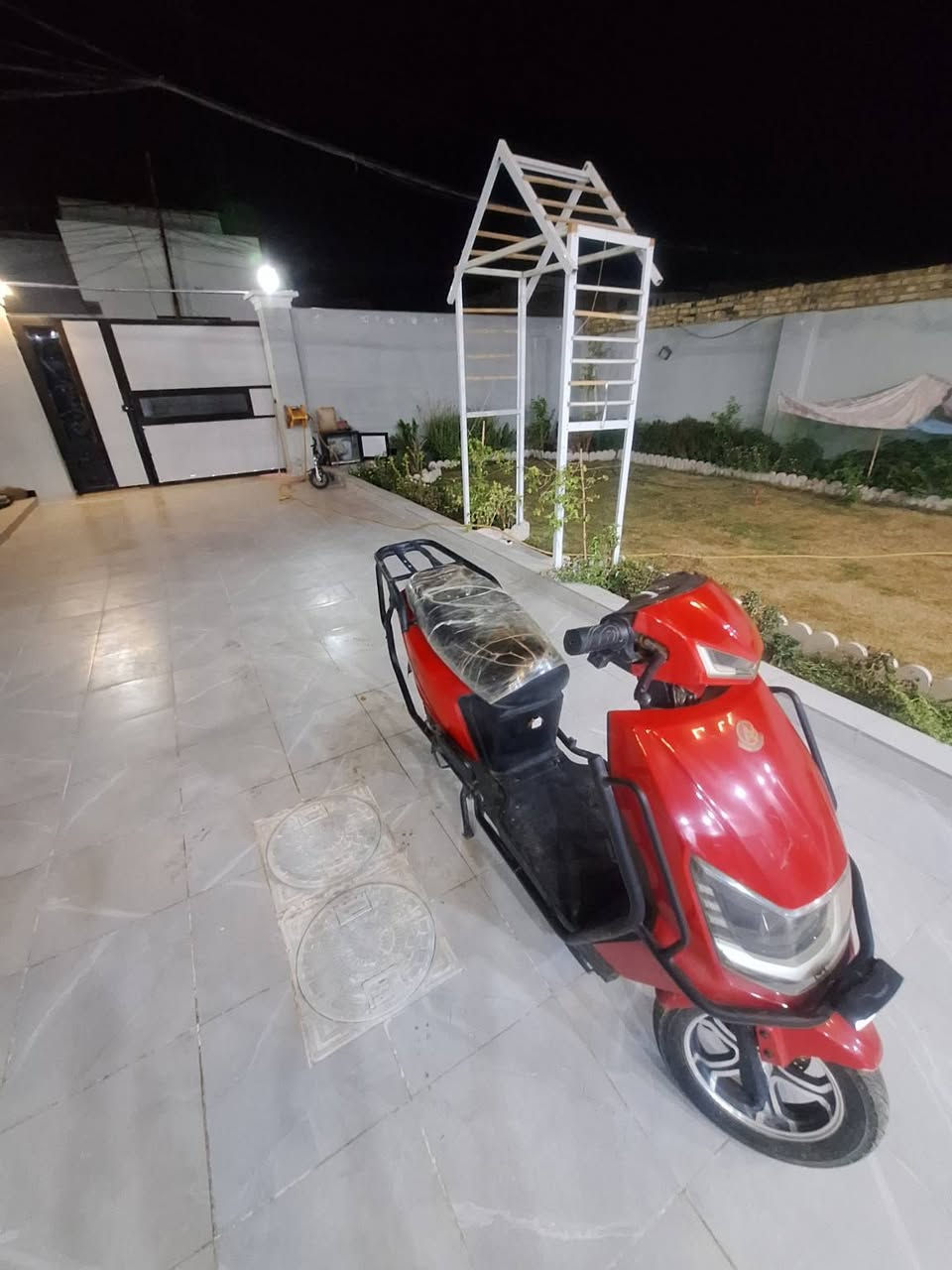 🏍️⚡ دراجة شحن كهربائية للبيع ⚡🏍️
💰 السعر: 450 ألف وبيه مجال قليل
✨ دراجة شحن كهربائية نظيفة ومرتبة، مستخدمة من سنة 2025.
⚡ المواصفات: 🔹 موتور 1000 واط
🔹 فولتية 72 فولت
🔹 تمشي تقريبًا 50 كم بالشحنة حسب الاستخدام 🛣️
🔹 السرعة توصل تقريبًا 60–65 كم/س 💨
🔹 بيها أوراق ورقم شاصي 📄
🔹 الشاحن موجود 🔌
🔹 التايرات بحالة جيدة 🛞
🔹 الكرسي مغلف ✨
🔋 البطاريات بحالة جيدة نوعًا ما
🔧 الملاحظات: ⚠️ الإشارات ما تشتغل
⚠️ ضوء البك ما يشتغل
⚠️ الإنارات ما تشتغل
✅️ شادله بلاجكتور ثلجي
📍 المكان: النجف – مقابيل قرية الغدير
📞 للتواصل: ***********
