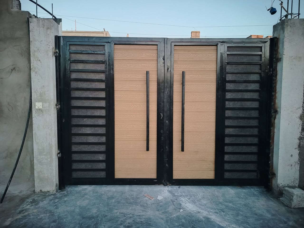 #حدادة #الرافدين 
 #العامه 
عروض خاصه ابواب شبابيك محجرات 
سقايف كيسبان 
***********
بي واتساب #الجميع
