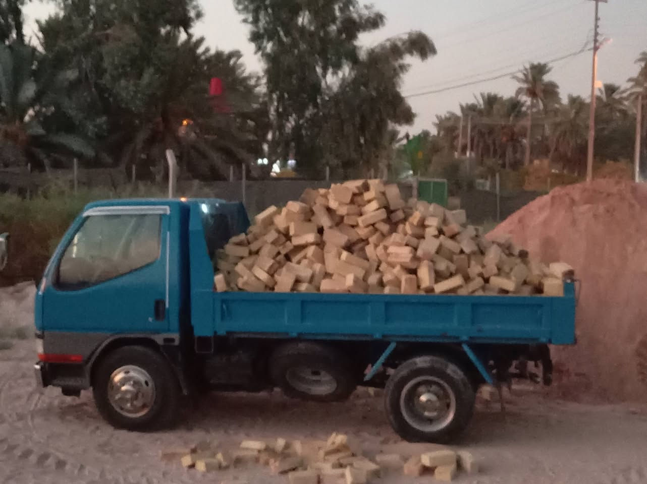 يتوفر لدينا جميع انواع مواد البناء الدرجة الأولى والبلوك وطابوك والرمل والحصو الأسود والأبيض والسبيس جميع المواد الاستفسار ***********. ***********
