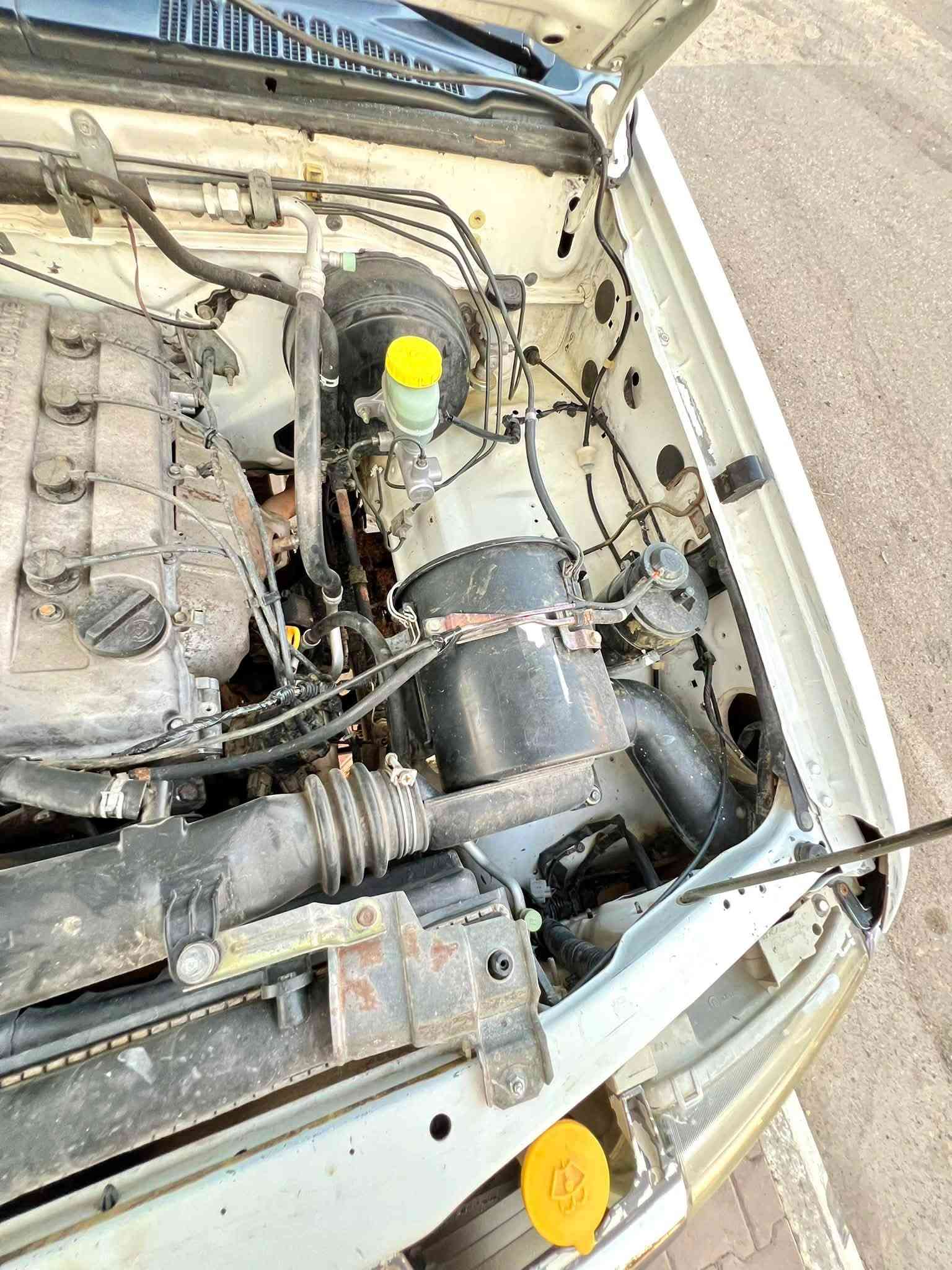 بەناوی خودا
پیکاب نیسان ( ٢٠٠٢ ) یابانی 

_ دەبڵ ئەکسل بیلاد مەکینە بەخە
300KM 

_ بێ دەعم و زەربە پێش و پشتی کەپسە بەشەرت 
بۆیاخی پەمپی تیانییە تەنها چەن جێگەیەک کارتی هەیە لەسەر هەڵدان کارت کراوە بێ چەکوش و مەعجون

_گێرو مەکینە و دەبڵ گێڕ ئەکسل دەبڵ ئەکسل بەشەرت 
تەقەو رەقە نیە زۆر نەرم و بە هەلمەتە سەیارەیەکی زۆر تازەیە لایت و عەتەر و دەعامیەکانی بیلادی شەریکەیە 

_سەنەوی بەسەر چوە تەحویل و خەرامە وەکالە بە شەرت 
گۆرینەوە ناکەم تەنها دەیفرۆشم ..

لەهەڵەبجەی شەهیدم 

***********
ڤایبەر و وەتس ئاپ لەسەرە
