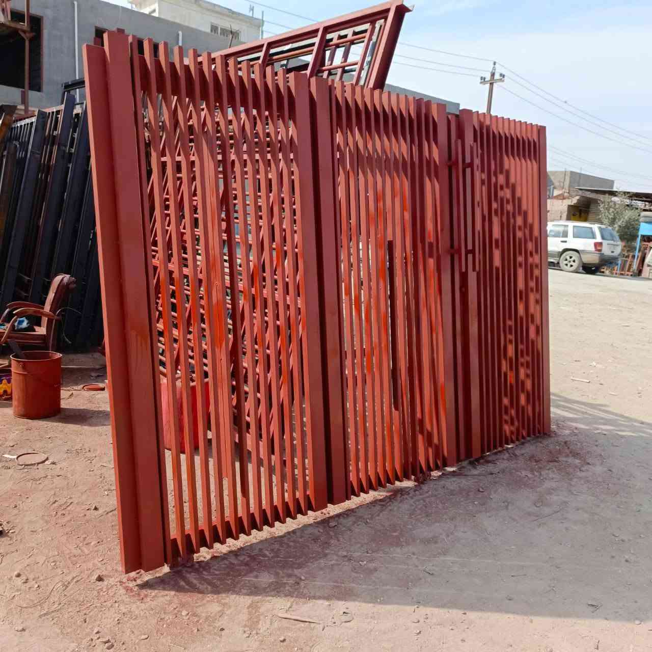 السلام عليكم  
بوب سياج سلايت و طلاقتين مستخدم وجديد سندويج مستخدم  شيلمان جيكي  بوري ثقيل بي ارسي  شبابيك سوكي  زاويه ثقيل   @

نص مكتوب في الصور:
- حداده وسام البيعيجي
- لتواصل ***********