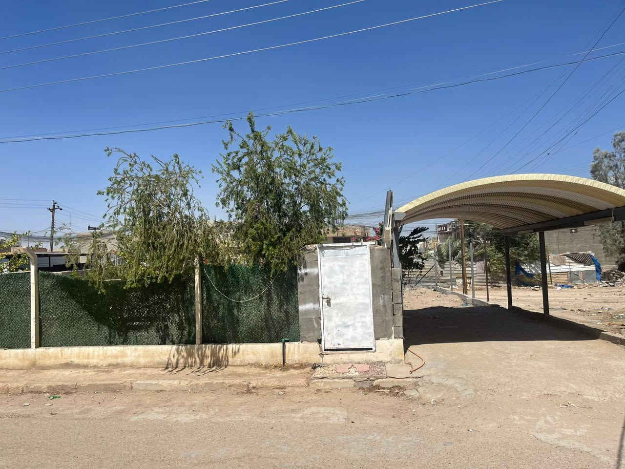 دار للبيع 5كيلو طابو صرف
للبيت ركن 
مساحه225
يحتوي من 4غرف نوم
صحيات3
اوصاله
ستقبال
للبيت مانقصه اي شي اي ستفسار اتصال 
عل رقام
***********
***********
