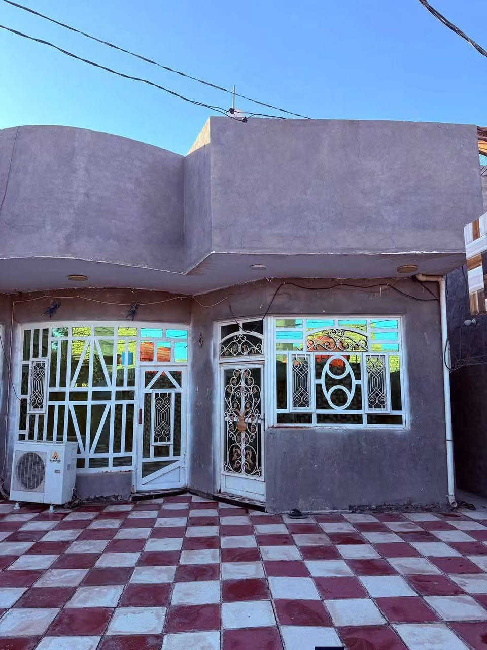 بيت للبيع مساحه 255متر غرفتين وهول ومطبخ وصحيات داخليه وخارجيه واستقبال كامل وجاهز مابي اي نقص مكان دبله شارع البصيره مقابيل الغسل   رقم ***********   باقي الصور خاااص
