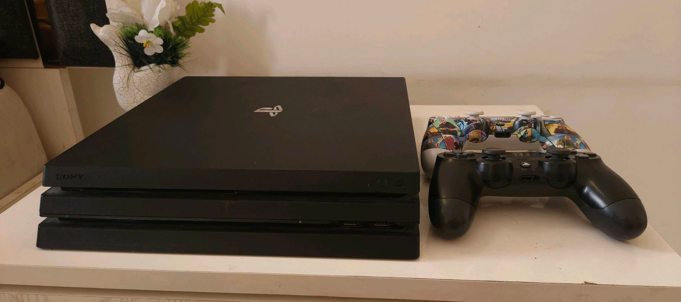 السلام عليكم
 ps4 pro  مهكر نظام 9  واحد تيرا 
نضيف جداً   كامل ملحقات ويا جوستيكين

يحتوي على حوالي 25 لعبه 

   سعره بدون  ups 350 
وذا وي ups كامل 400  

البلي نضيف كلش  احلى من الصور
مكاني بغداد جسر ديالى القديم 
***********
 
يرهم مراوس بسيرس اس 