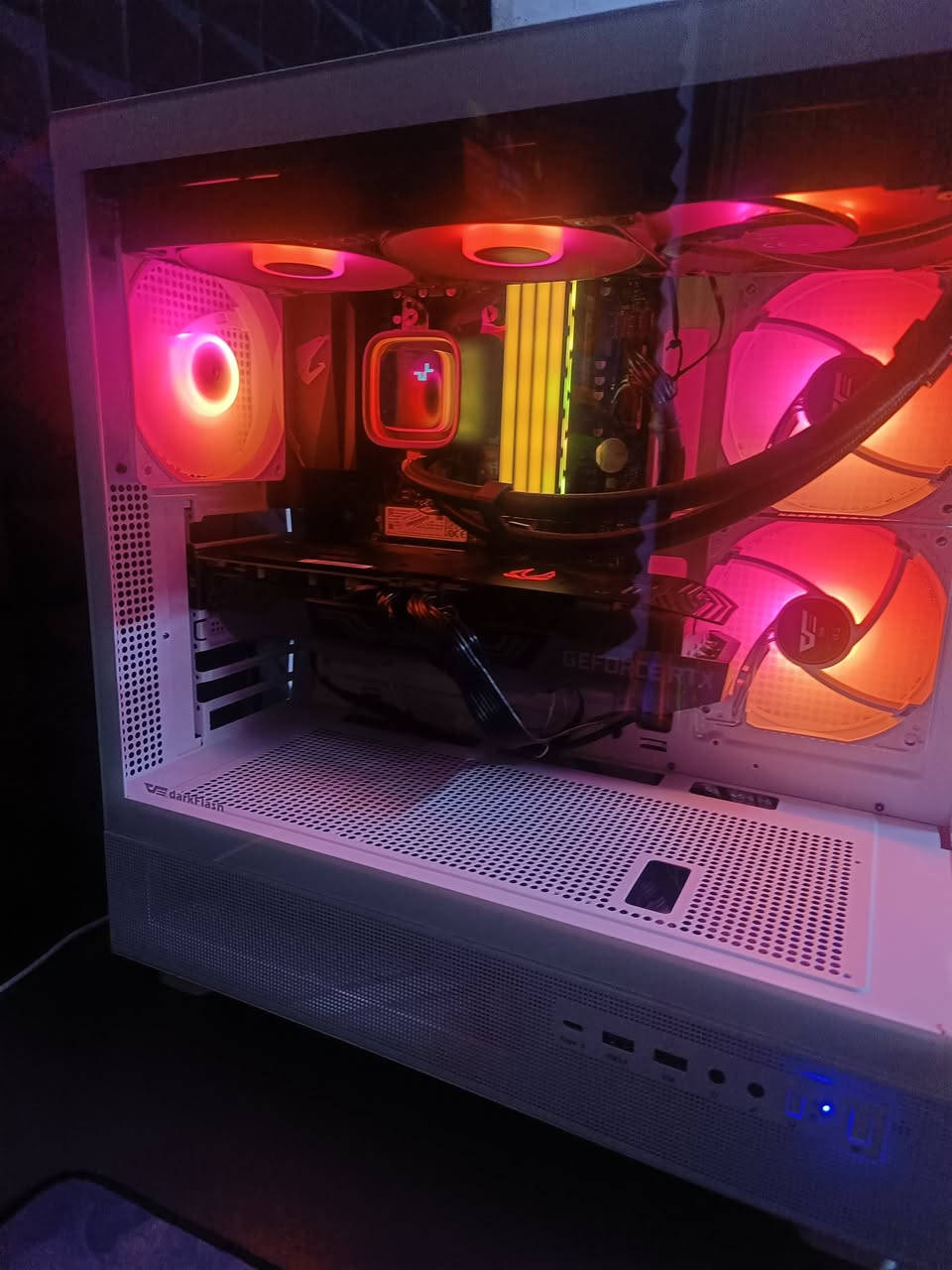 السلام عليكم 
Gaming PC للبيع 🖥️

المواصفات:

• المعالج (CPU): AMD Ryzen 7 5800X3D

• المذربورد (Motherboard): B550M AORUS ELITE

• كرت الشاشة (GPU): ZOTAC NVIDIA GeForce RTX 3070 Ti (8 GB)

• الرام (RAM): KingSpec 32 GB (3200 MHz)

• مزود الطاقة (Power Supply): FSP 700W

• التخزين (Storage): 512 GB M.2 nvme

• نظام التشغيل: Windows 11 Pro مفعل

السعر: مليون و 900 ألف دينار عراقي وبيه مجال 

المكان: البصرة

التواصل: ***********
