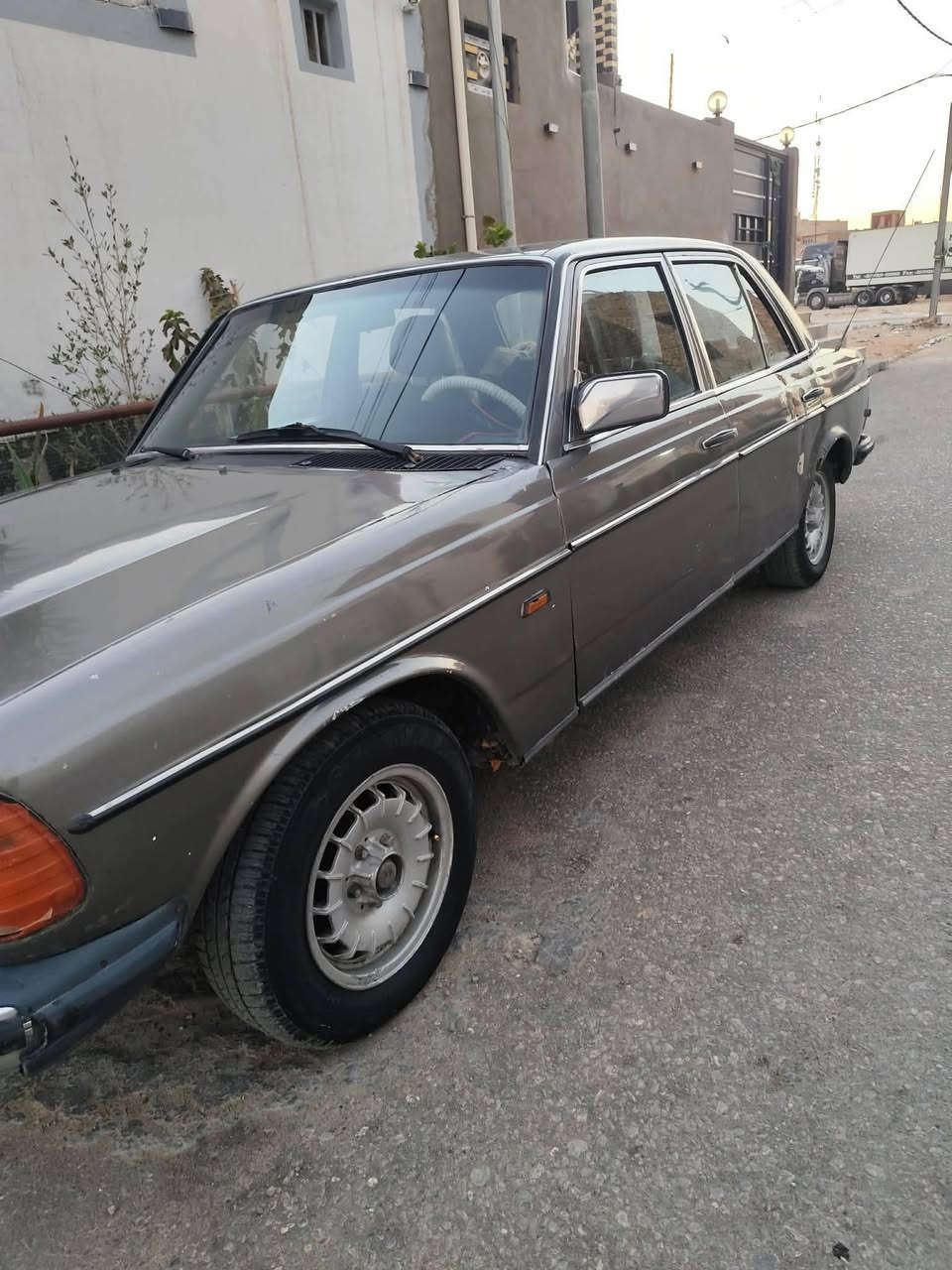 مارسيدس ابو جحيل موديل 1983
قطعه نادرة تريد ترتيب وجناي جاهزه مابيهه كل نقص فقط صبغ مرتب

رقم مثنى مشروع وطني

مكانهه نجف السعر 37 وبيها مجال بسيط *********** رقم راعيها
