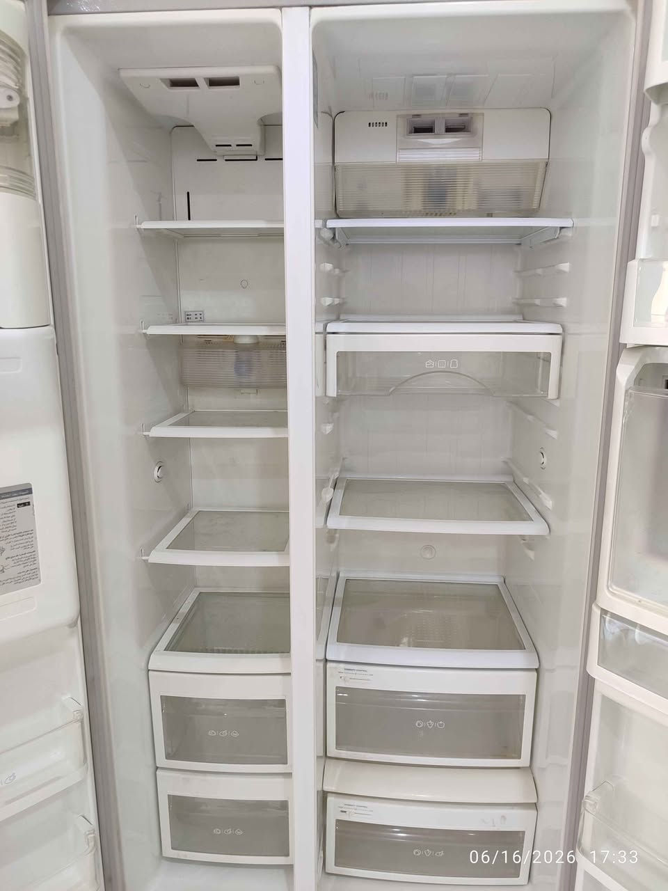ثلاجة+مجمدة ،ذات بابين مع بخار وصنع ثلج ماركة LG كوري اصلي قليل مستعمل مال البيت سبب البيع هو عدم وجود مكان في مطبخ وكونتر اضطريت ان اشتري ثلاجة اصغر من هذا.رقم موبايل (***********) . أربيل, العراق
