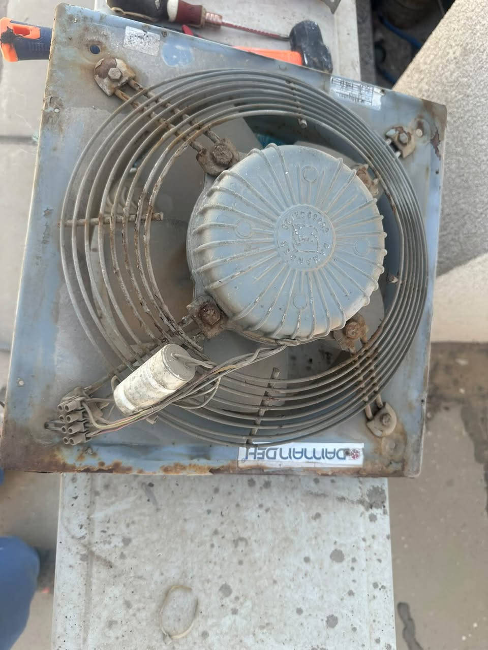 ساحبة هواء صناعيه ايرانية 40*40صغيرة للبيع السعر 50 الف دينار r.p.m 1400.   220V 1800m^3 مكاني بغداد الكرخ حي العدل هاتف ***********
