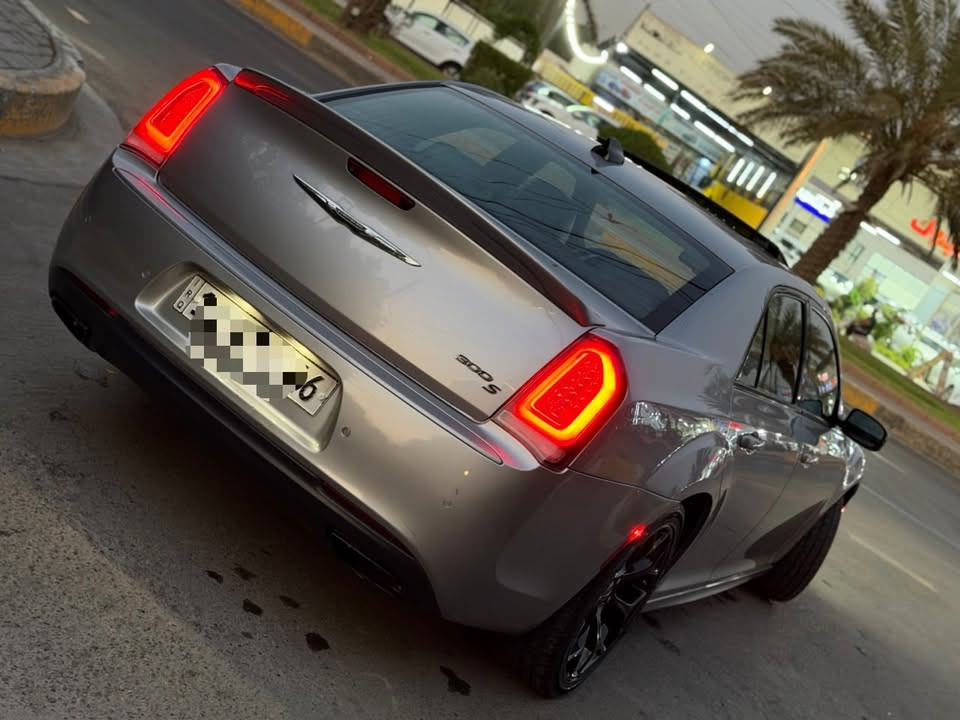 السلام عليكم للبيع كرايسلر c300 موديل ٢٠١٨ اصل وراد داخله كلين اجه بيهه من بره كلير ثلاث قطع بدون دواخل بدون ايرباك السياره فول مواصفات للأخير S  بنوراما رادار امامي تحديد مسار رادار جانبي كشنات تدفئه تبريد السياره فول كلش خنك كل شي تريد بيهه سته سلند ماشيه ٩٨ الف حقيقي كير مكينه كفاله صدر امامي خلفي تخم تاير كله جديد 
مكان السياره بغداد 
السعر (192) وبيهه مجال للطيبين
للاستفسار 
***********
