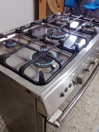 طباخ نضيف شغال كله على الفحص وناره تخبل سعره 150 وبيه مجال المكان نهاي...